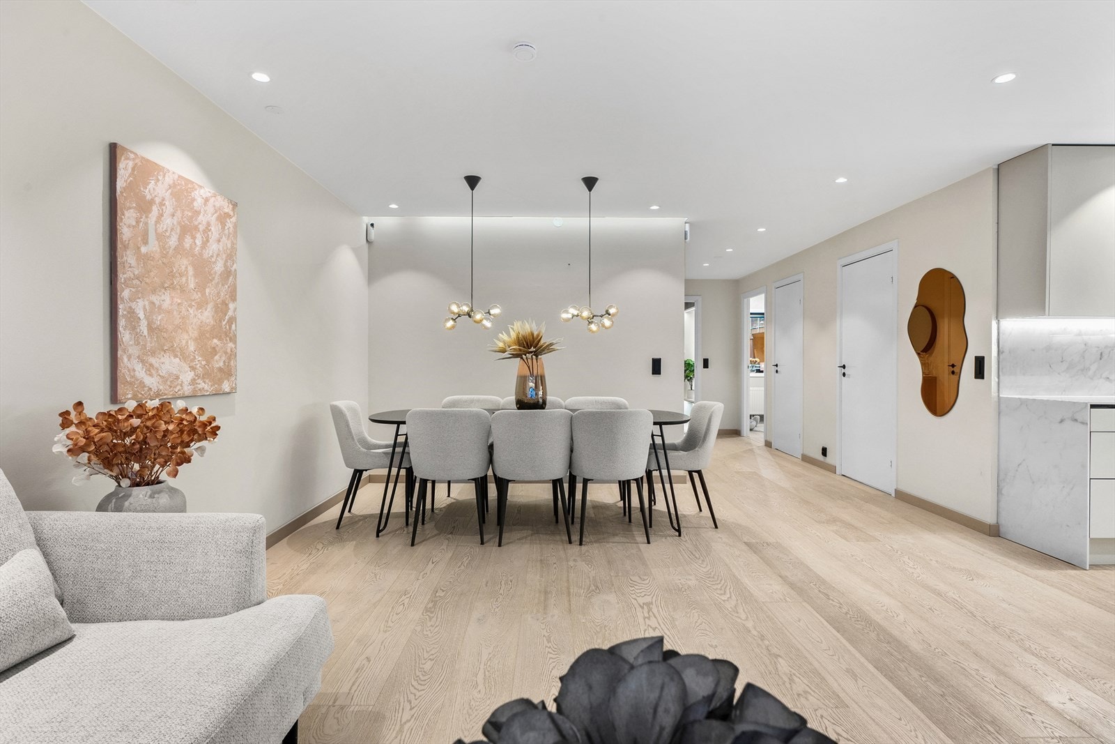 På gulvet er det lagt enstavs parkett som flyter sømløst mellom rommene. Galleribilde