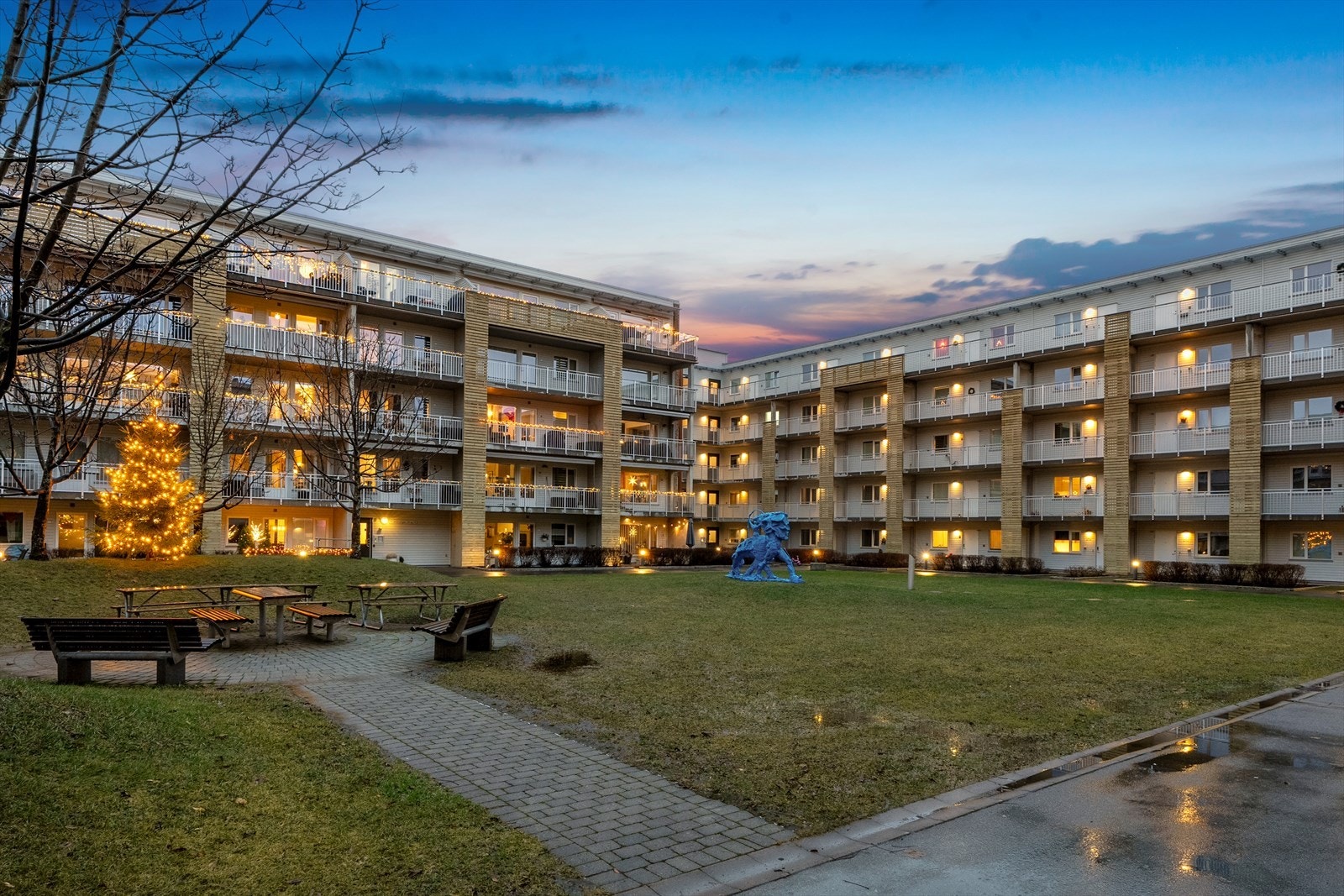 Mellom bebyggelsen har borettslaget et skjermet atrium til felles benyttelse. Galleribilde