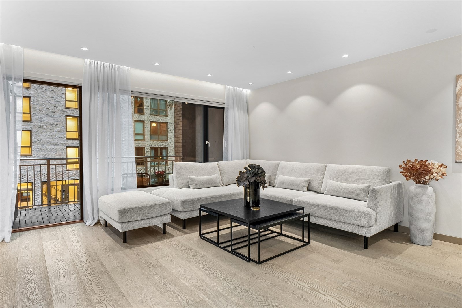 Ved det store stuevinduet er det gode muligheter for en romslig hjørnesofa hvor man kan slappe av etter en lang dag. Galleribilde