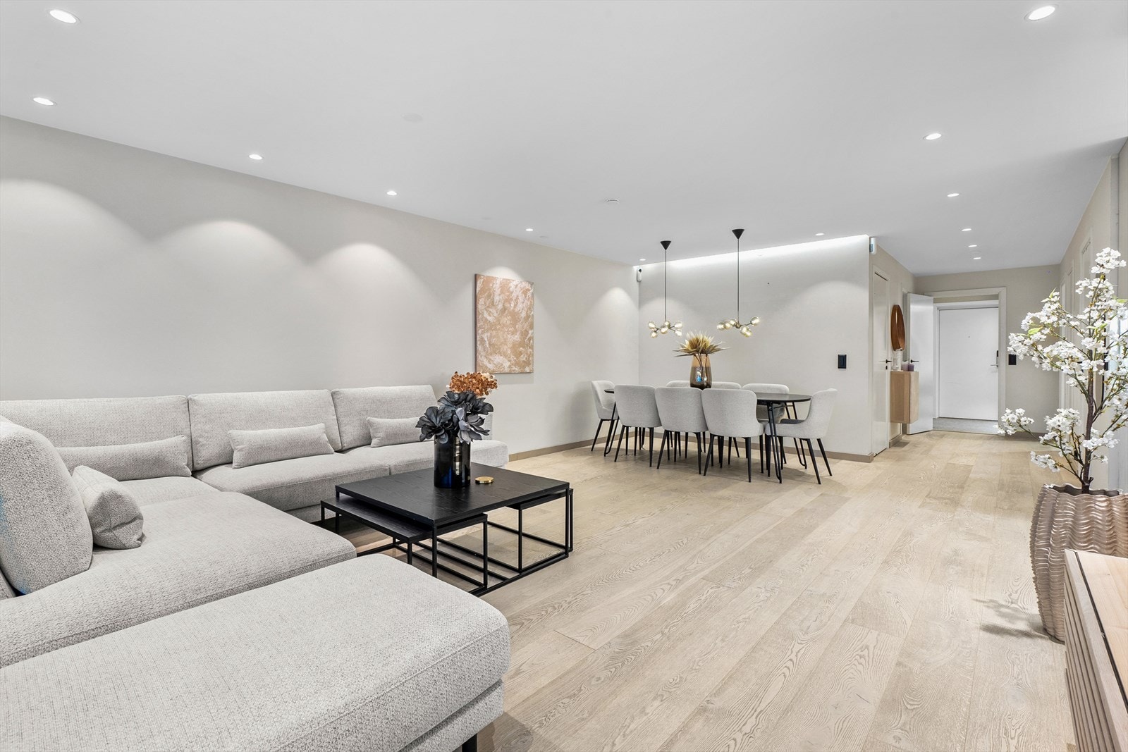 Selv med to sittegrupper virker ikke stuen overfylt. Galleribilde