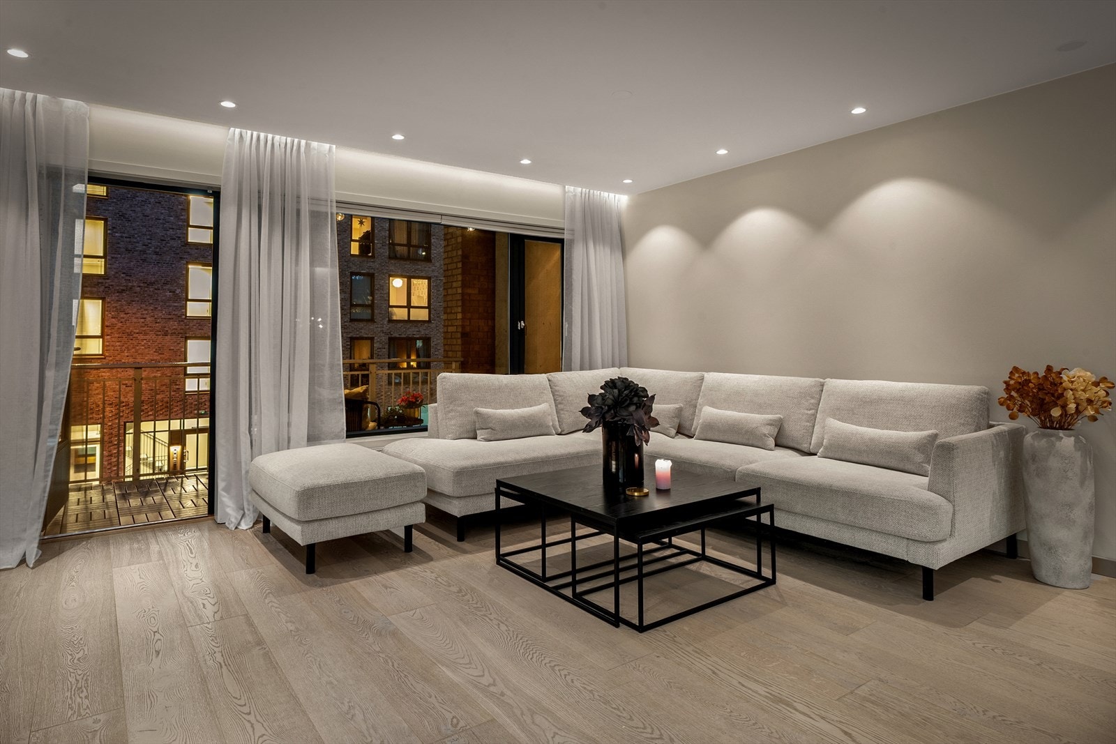 De ulike lyskildene lager et stemningsfullt uttrykk i skumringen. Galleribilde