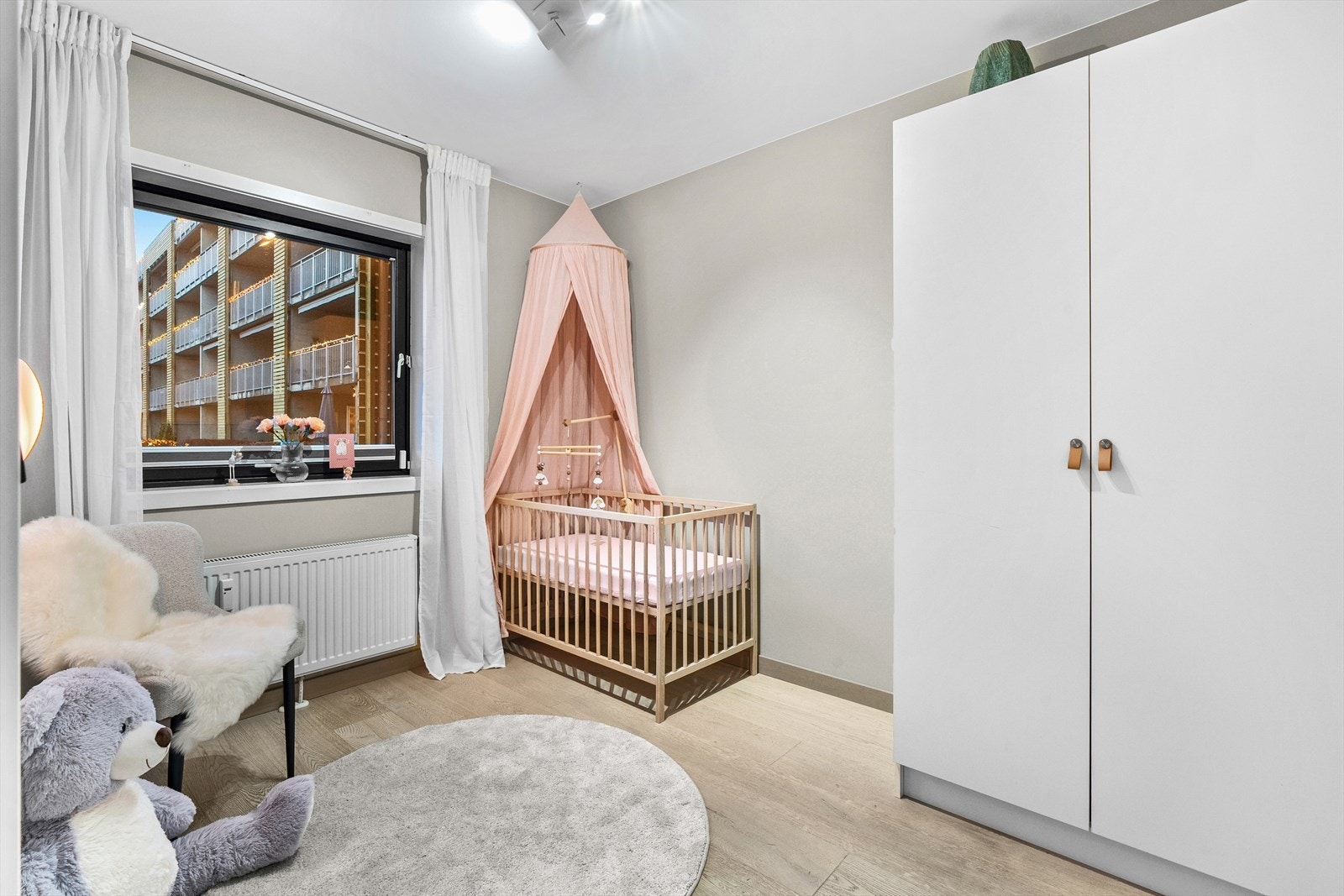 To av soverommene er egnet som barnerom, gjesterom eller hjemmekontor. Galleribilde