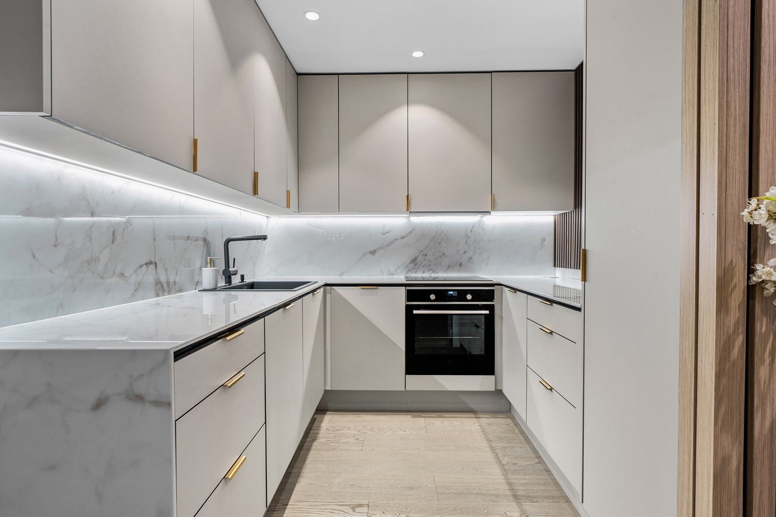 Kjøkkenet er lekkert og har god plass til matlaging og kjøkkenutstyr. Galleribilde