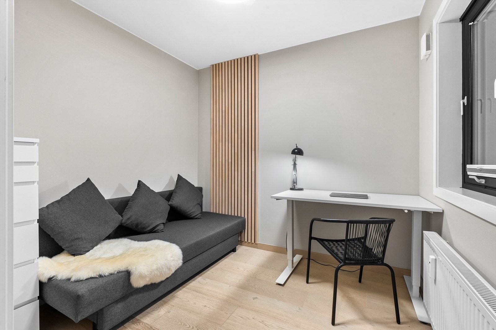 Veggene på soverommene er malt i den trendy fargen. Galleribilde