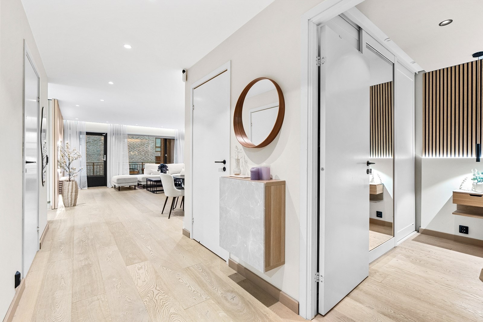 To av soverommene er plassert nærmest entreen, mens det tredje ligger i motsatt ende. Galleribilde