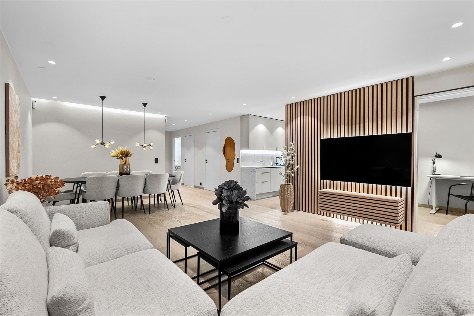 På spileveggen er det montert en benk til oppbevaring, og over er det plass til tv. Galleribilde