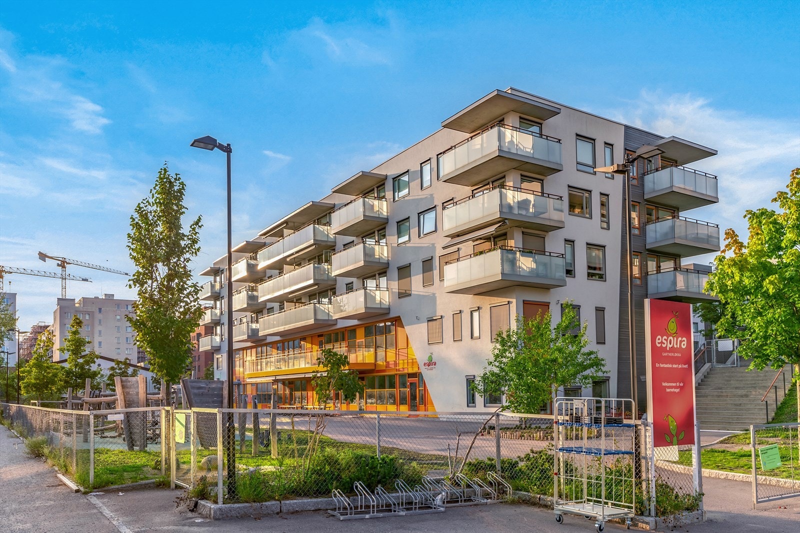 Det ligger flere barnehager i kort gangavstand fra leiligheten. Galleribilde
