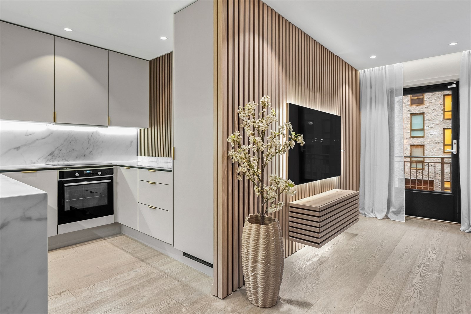 Alle hvitevarer er integrert og består av koketopp, stekeovn, oppvaskmaskin og kjøleskap. Galleribilde