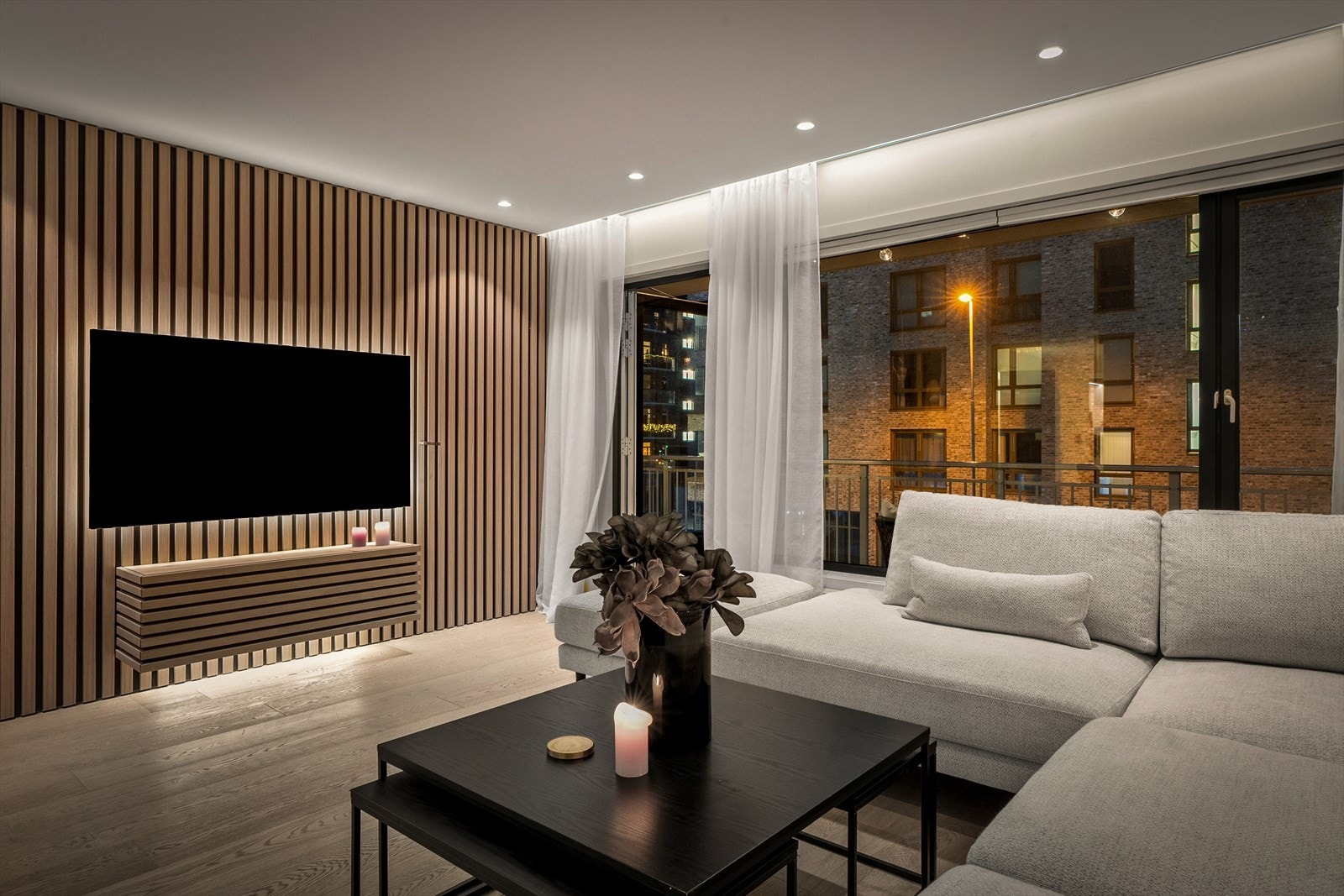 Fra stuen er det "skjult" dør inn til det ene soverommet. Galleribilde