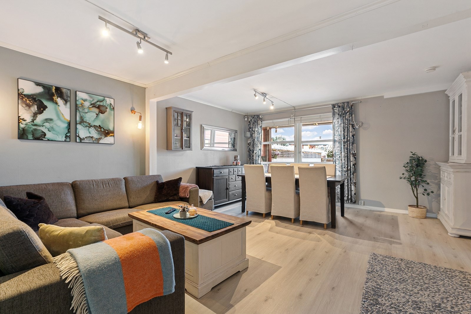 I stue er det plass til større spisebord Galleribilde