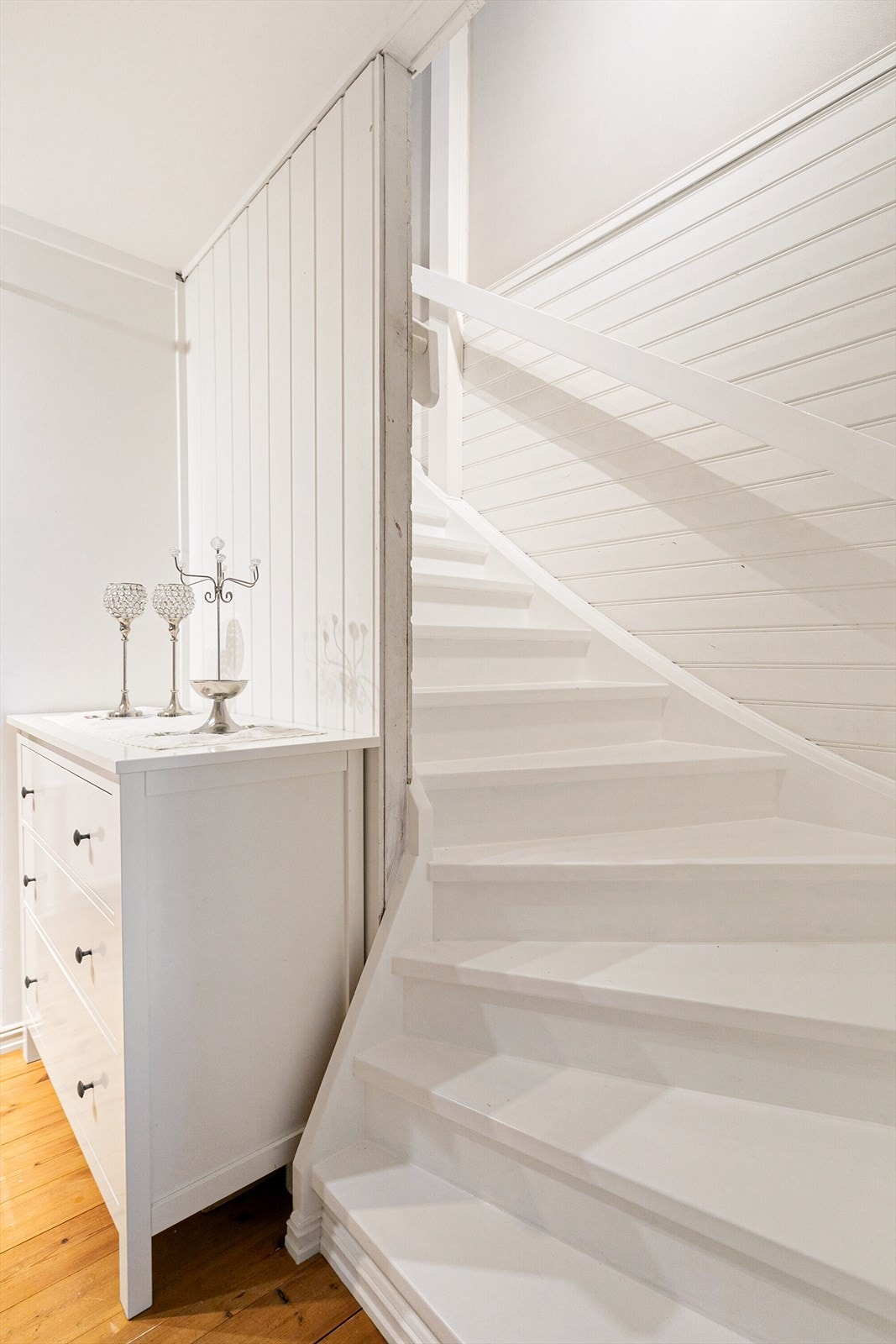 Velkommen til underetasje som inneholder: 2 soverom, bad/wc, eget vaskerom, walk-in closet/bod for lagring og uteplass med platting og gressplen Galleribilde