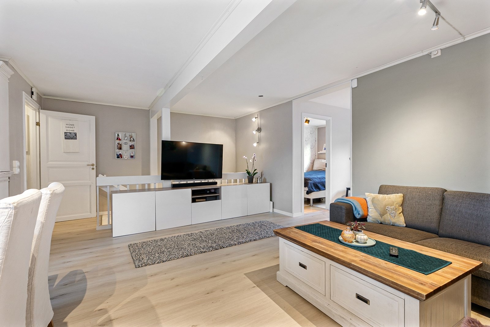 Stue har flere sittegrupper Galleribilde