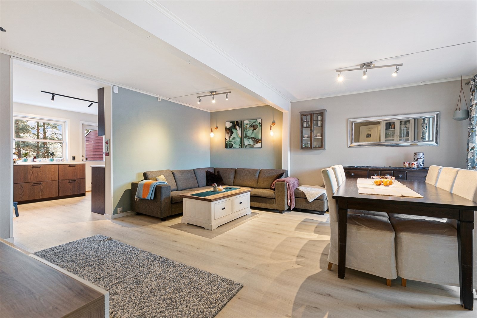 Meget romslig stue med god plass til flere sittegrupper Galleribilde