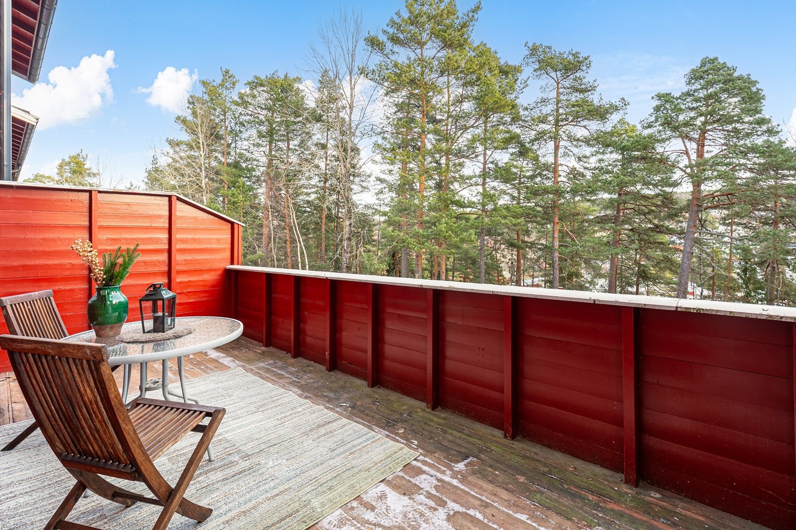 Fra kjøkkenet er det utgang til balkong med morgensol Galleribilde