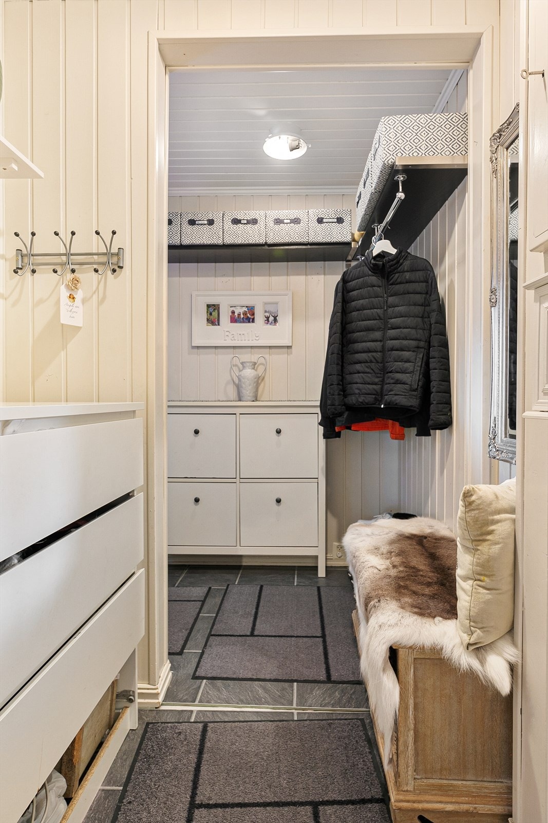 Entré med god plass til å henge fra seg yttertøy Galleribilde