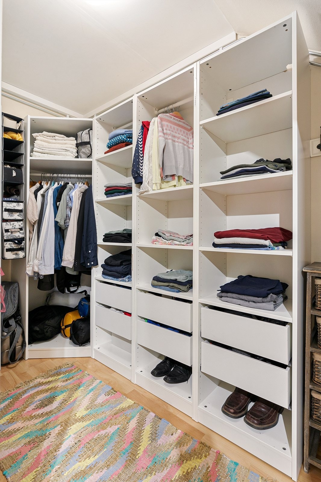 Walk-in closet eller innvendig bod Galleribilde