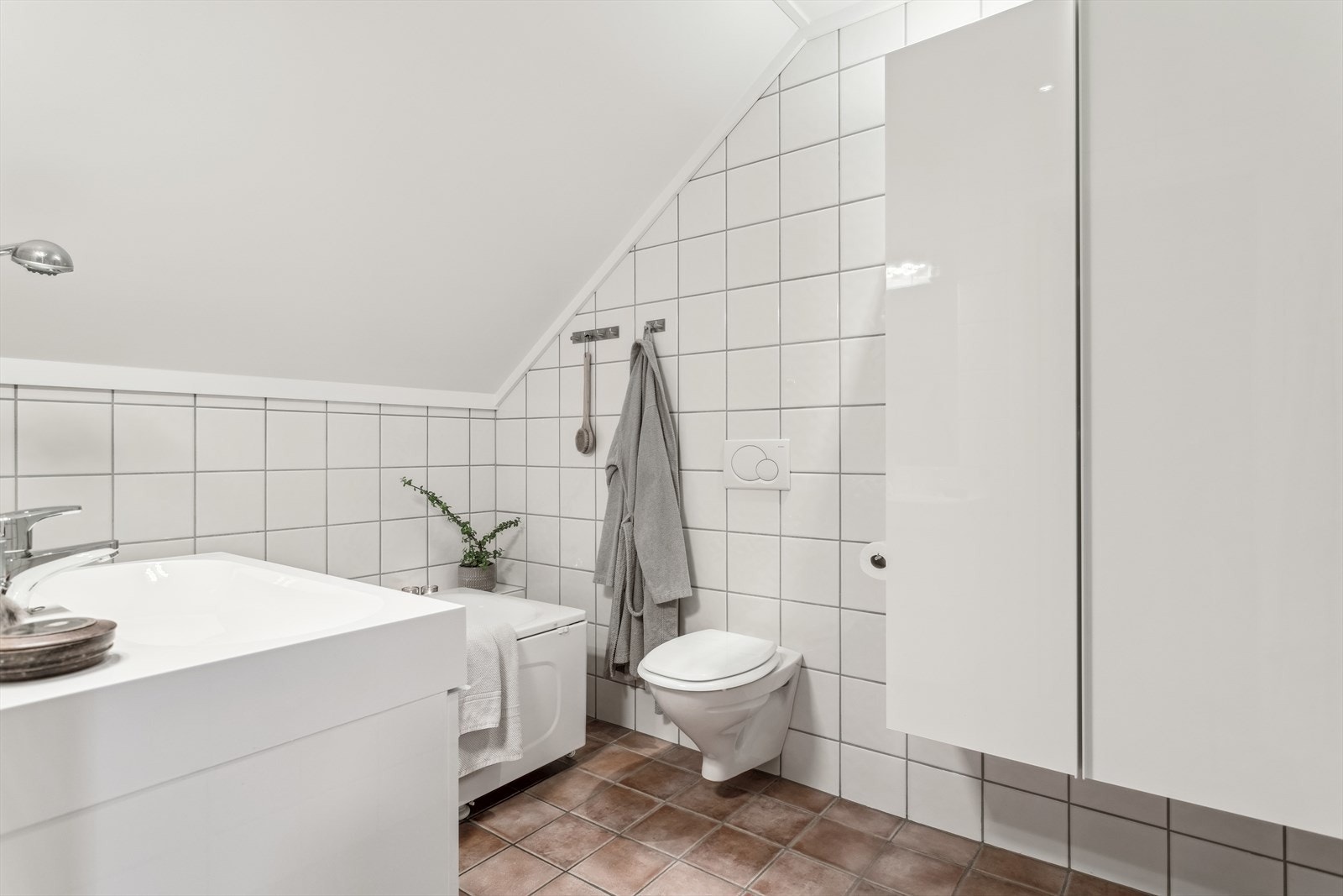 Badet oppe har badekar og gulvvarme, og i 2017 ble det satt inn en ny innredning. Galleribilde