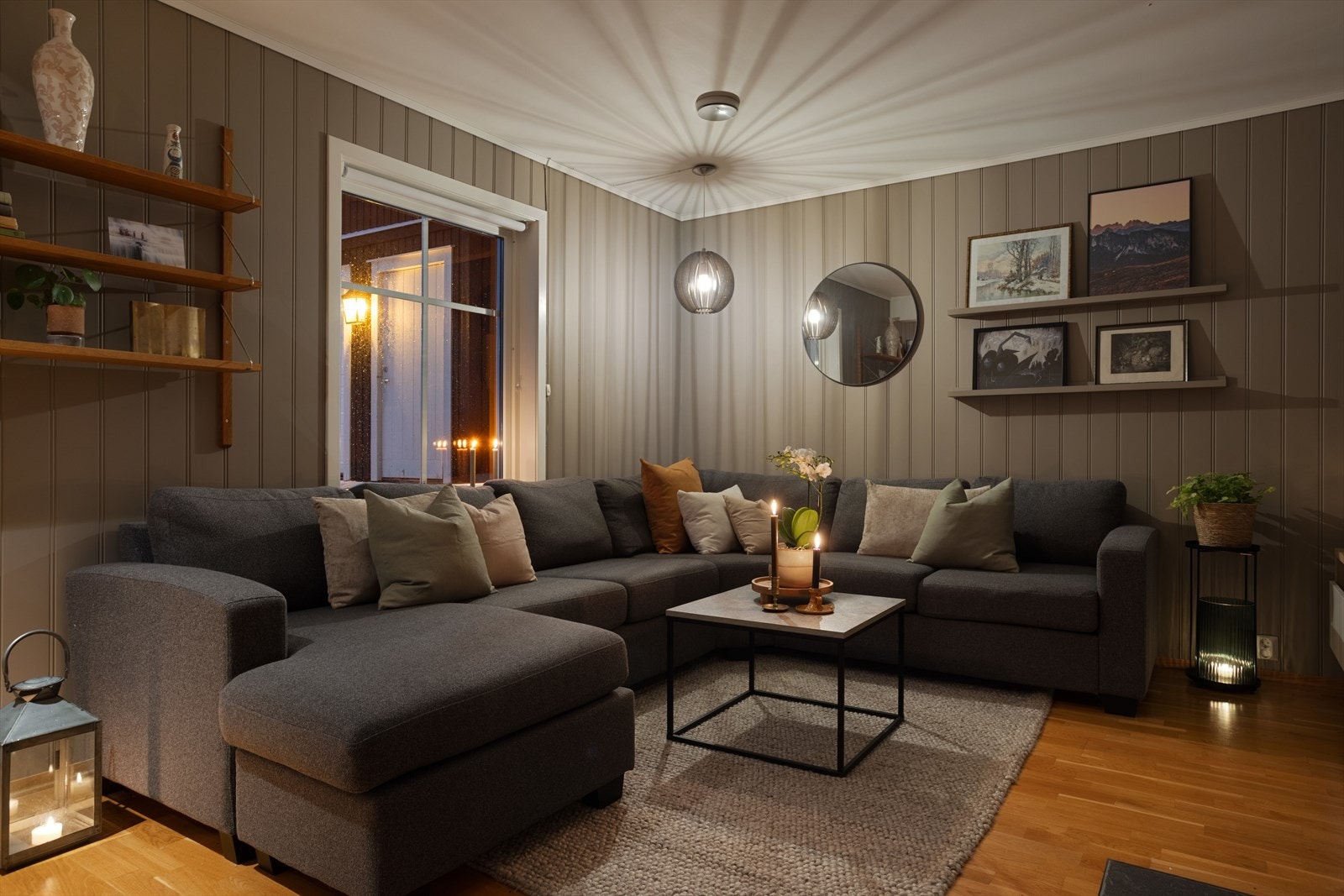 Stuen passer utmerket til både rolige og sosiale kvelder. Galleribilde