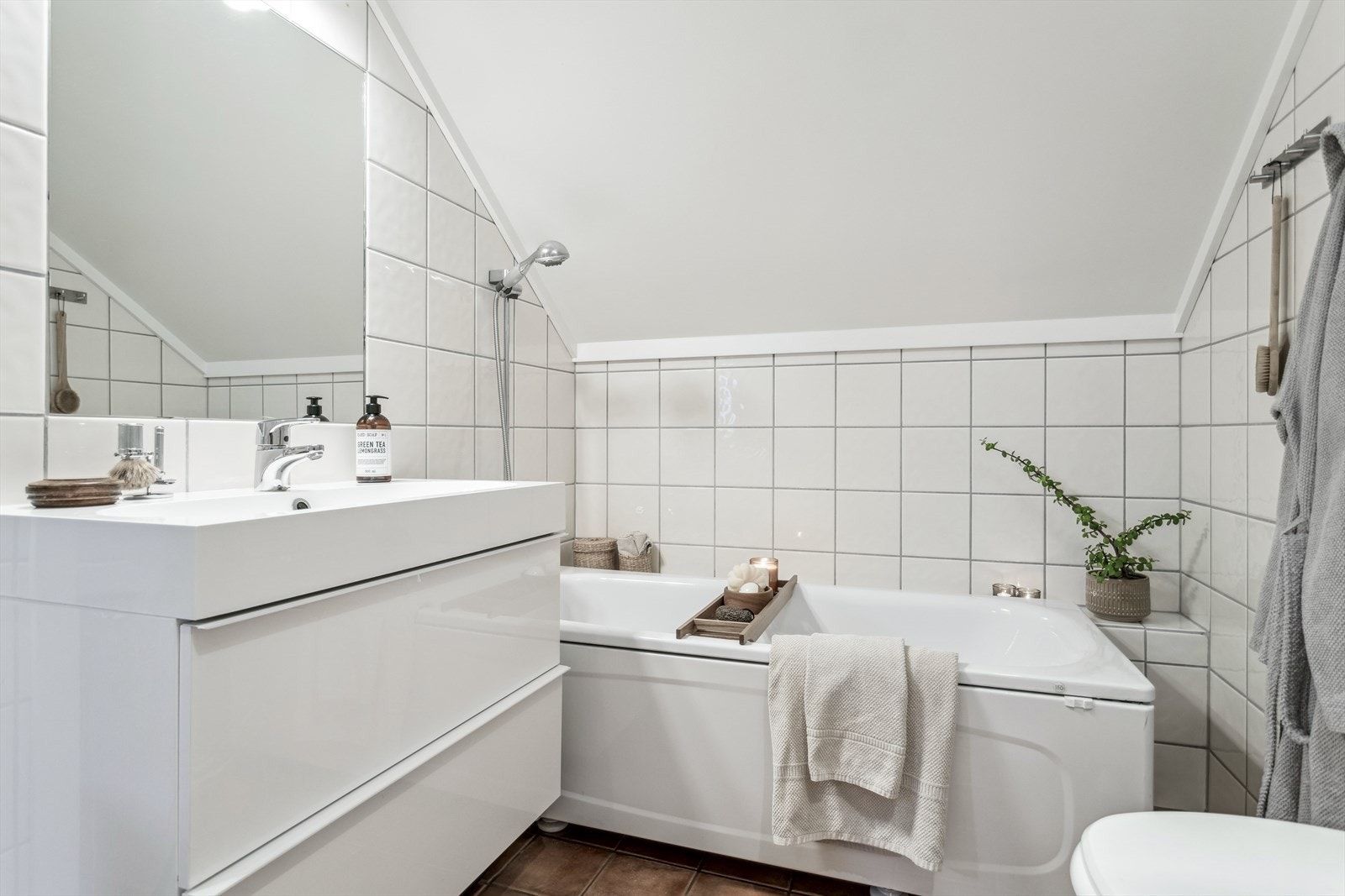 Planløsningen byr på et bad ved soverommene og et kombinert bad/vaskerom i hovedetasjen. Galleribilde