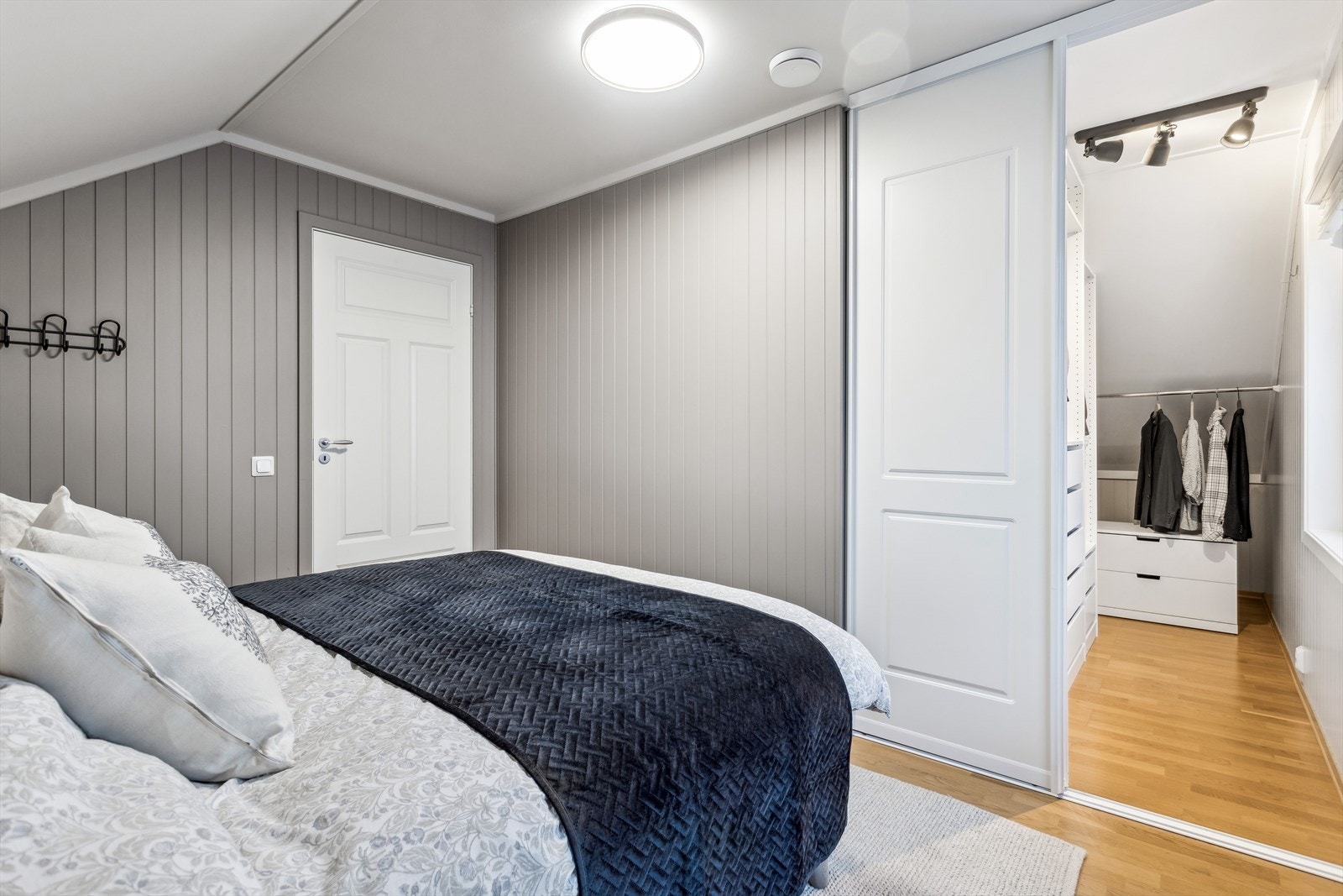 På hovedsoverommet er det god plass til dobbeltseng med tilhørende nattbord. Galleribilde