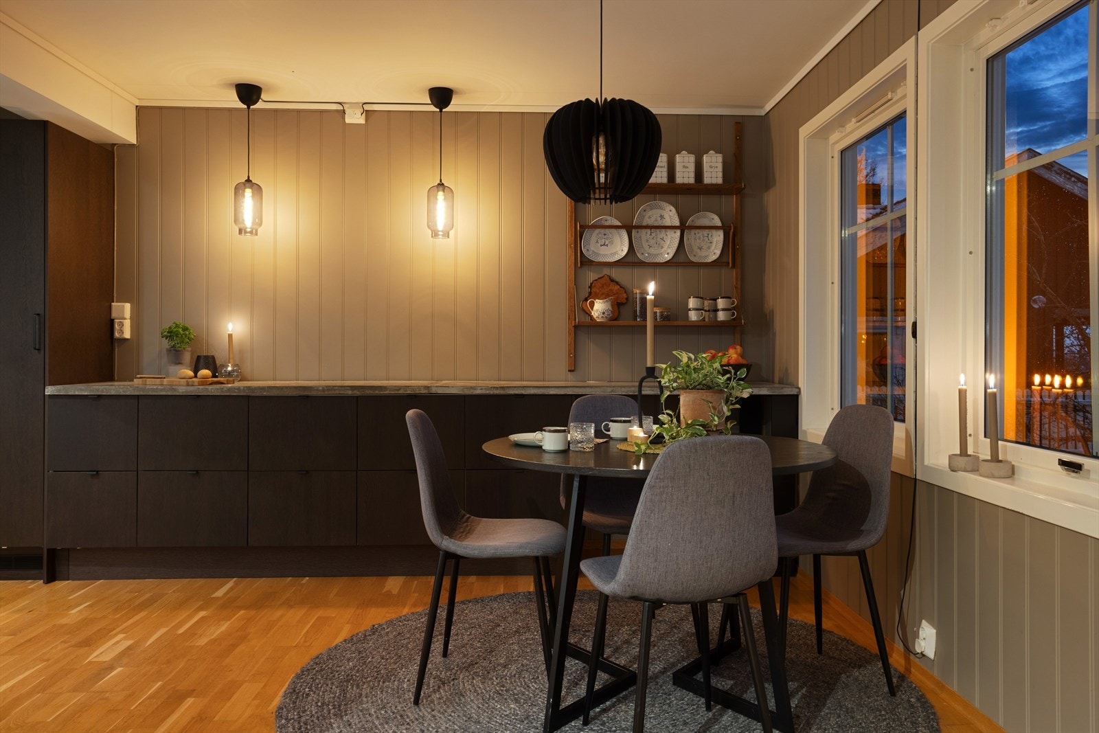 Et stort og pent kjøkken har delvis åpen løsning mot stuen. Galleribilde