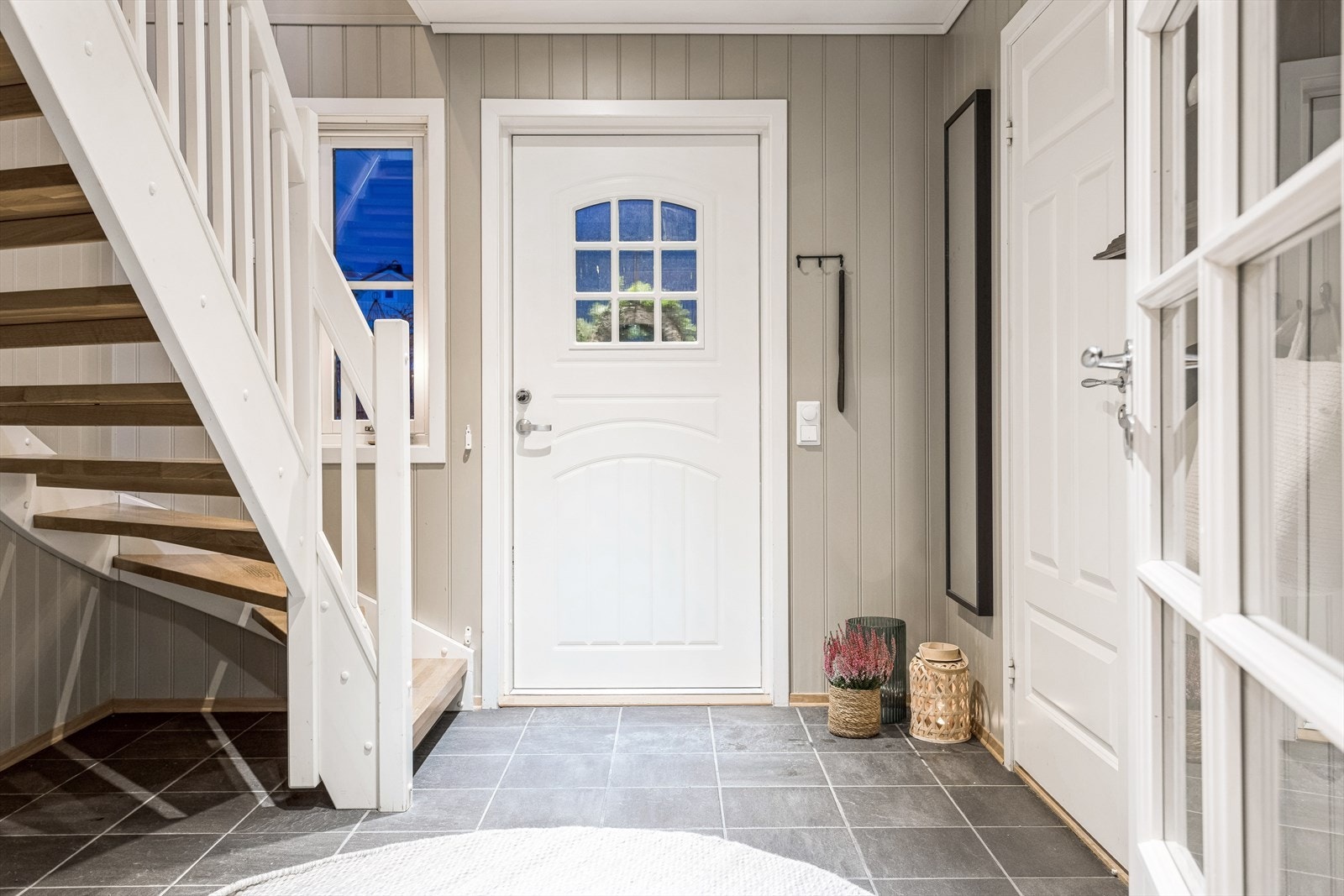 Hele første etasje oppvarmes med vannbåren gulvvarme. Galleribilde