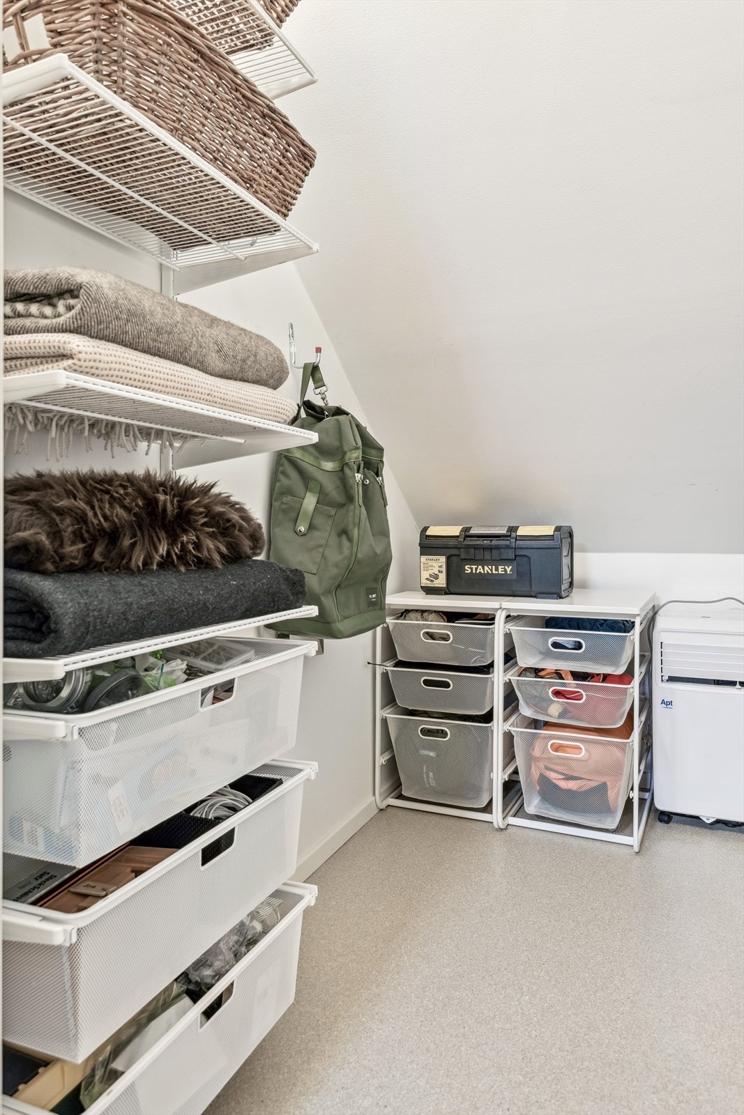 Boligen har rikelig med ekstra lagringsplass i garasjen, i en bod oppe og i et teknisk rom ved kjøkkenet. Galleribilde