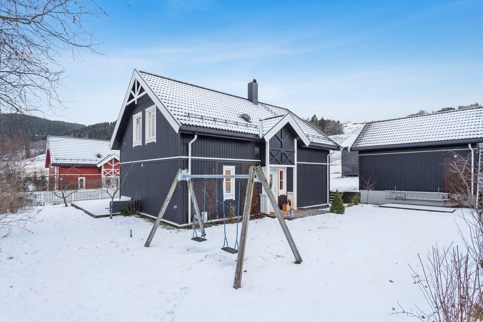 Hagen er idyllisk og tilnærmet flat, med stor gressplen for lek og hygge. Galleribilde