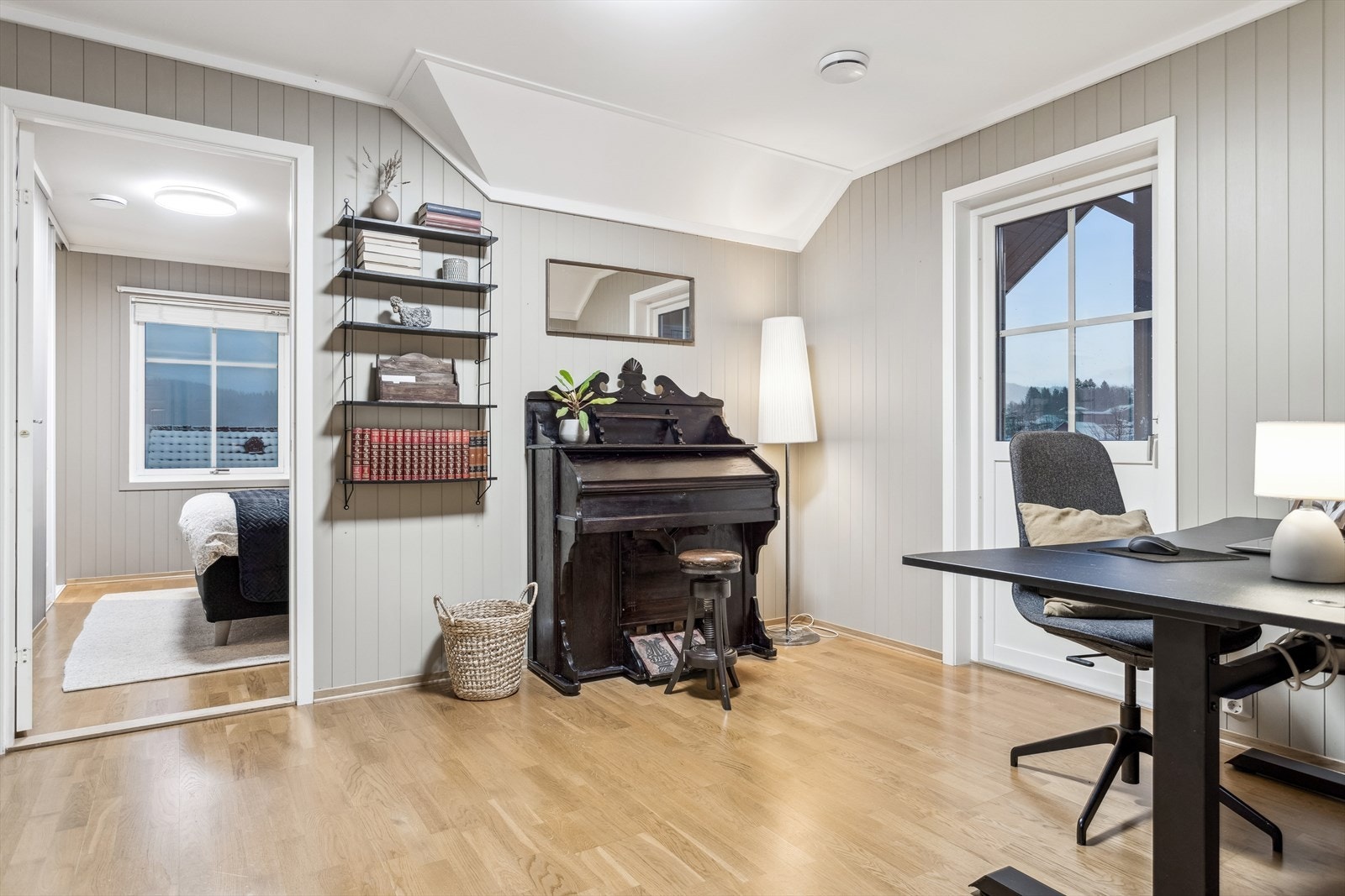 Utenfor soverommene har boligen en kjærkommen stue med balkong, et ekstra oppholdsrom for lek, vennebesøk og avslapning. Galleribilde