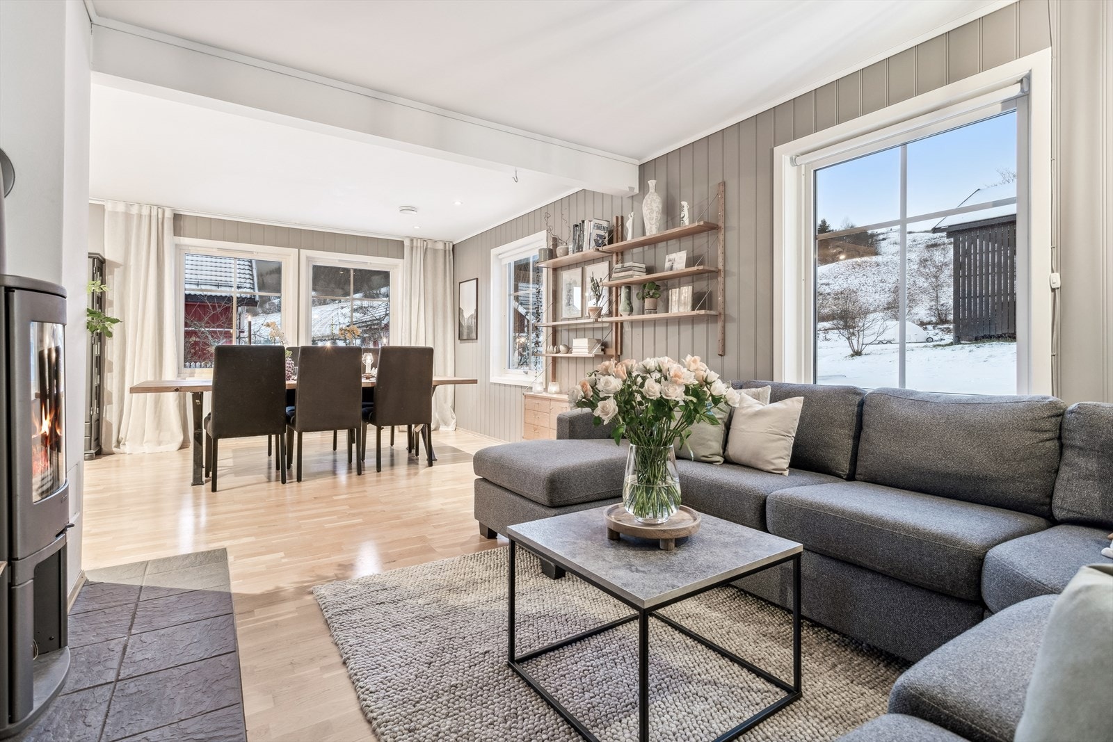 Vinduer i to himmelretninger slipper inn godt med naturlig lys til stuen. Galleribilde