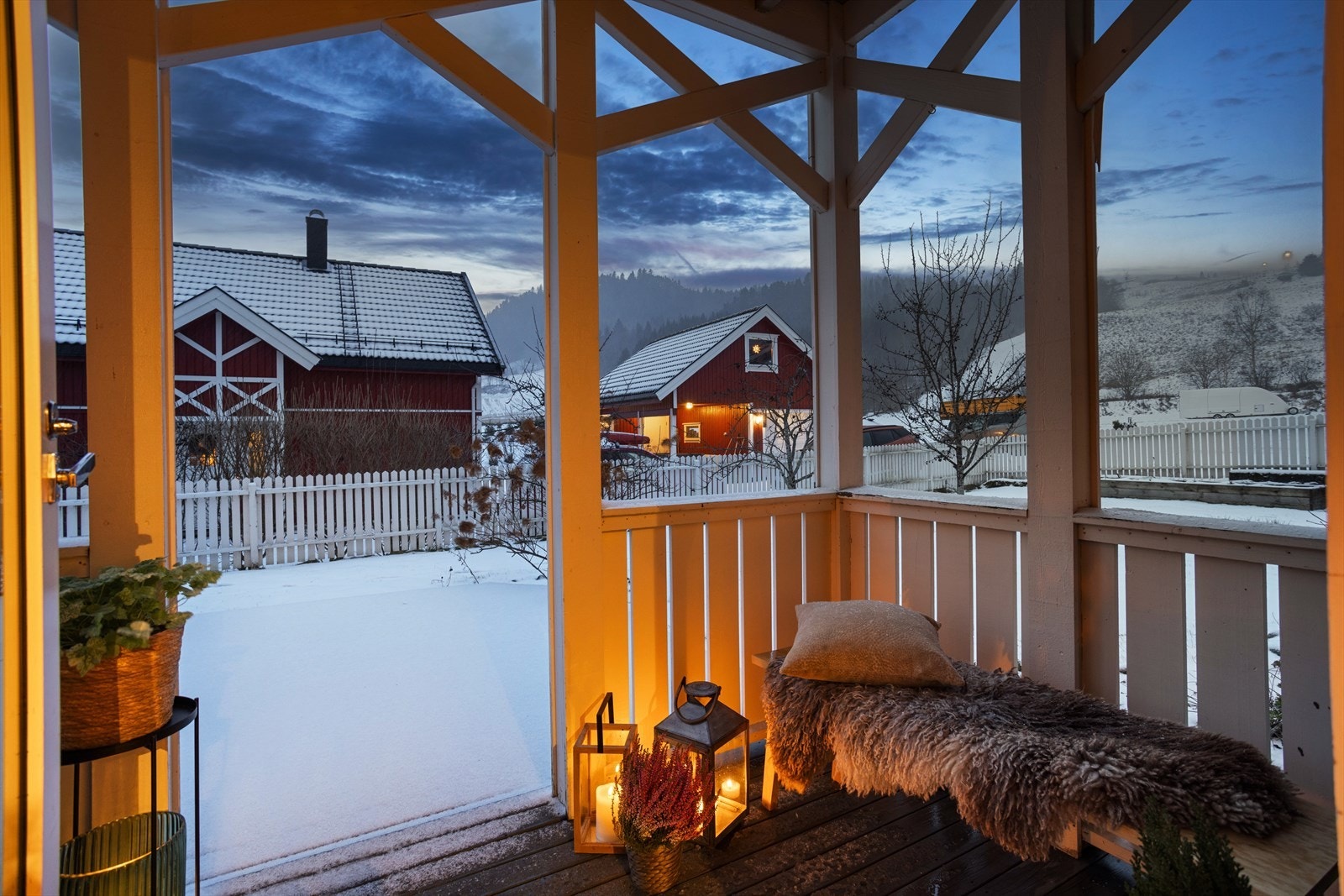 Fra stuen er det utgang til en herlig og delvis overbygget terrasse på ca. 50 kvm. Galleribilde