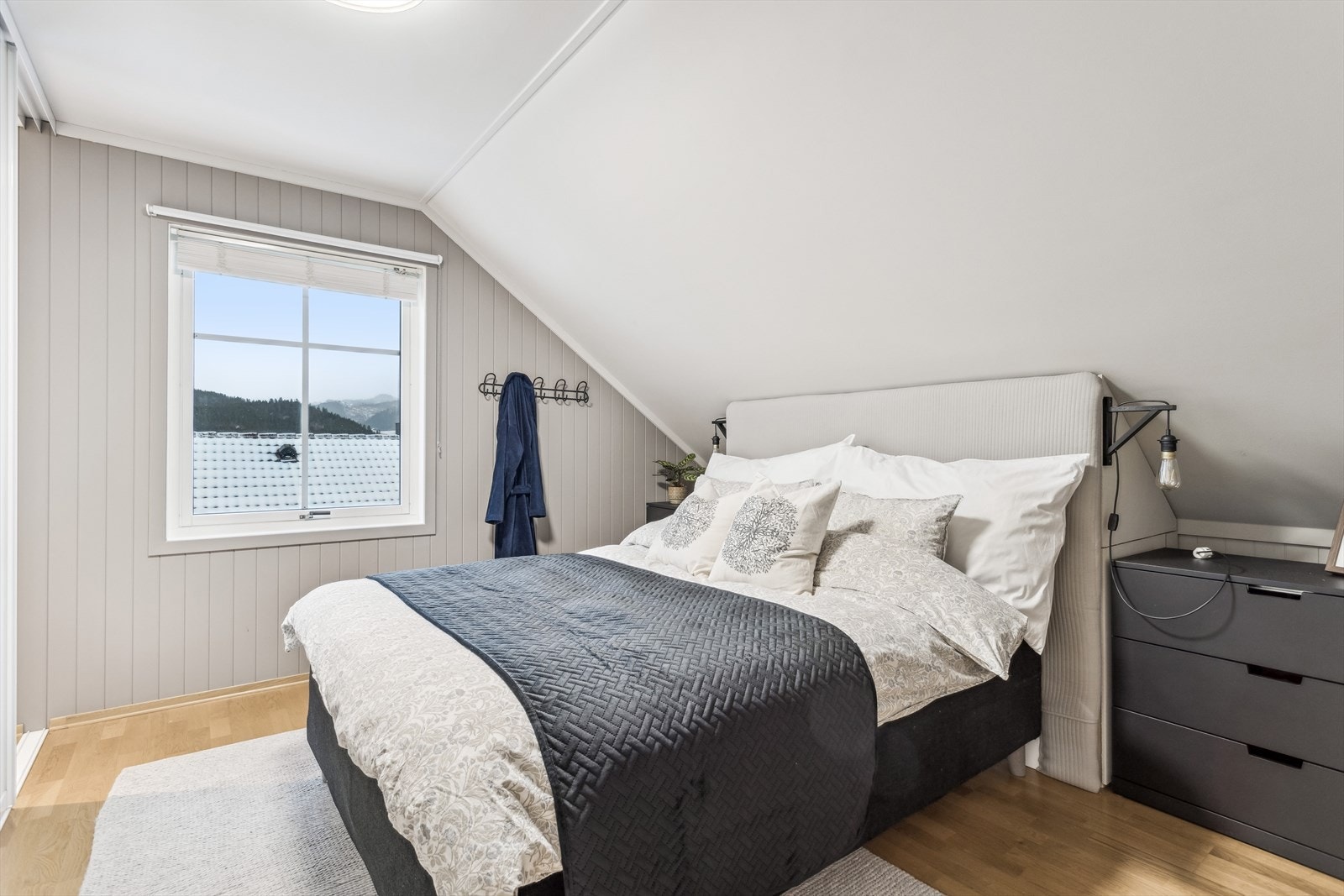 Tre pene soverom ligger sammen i andre etasje, svært praktisk hvis man har små barn. Galleribilde