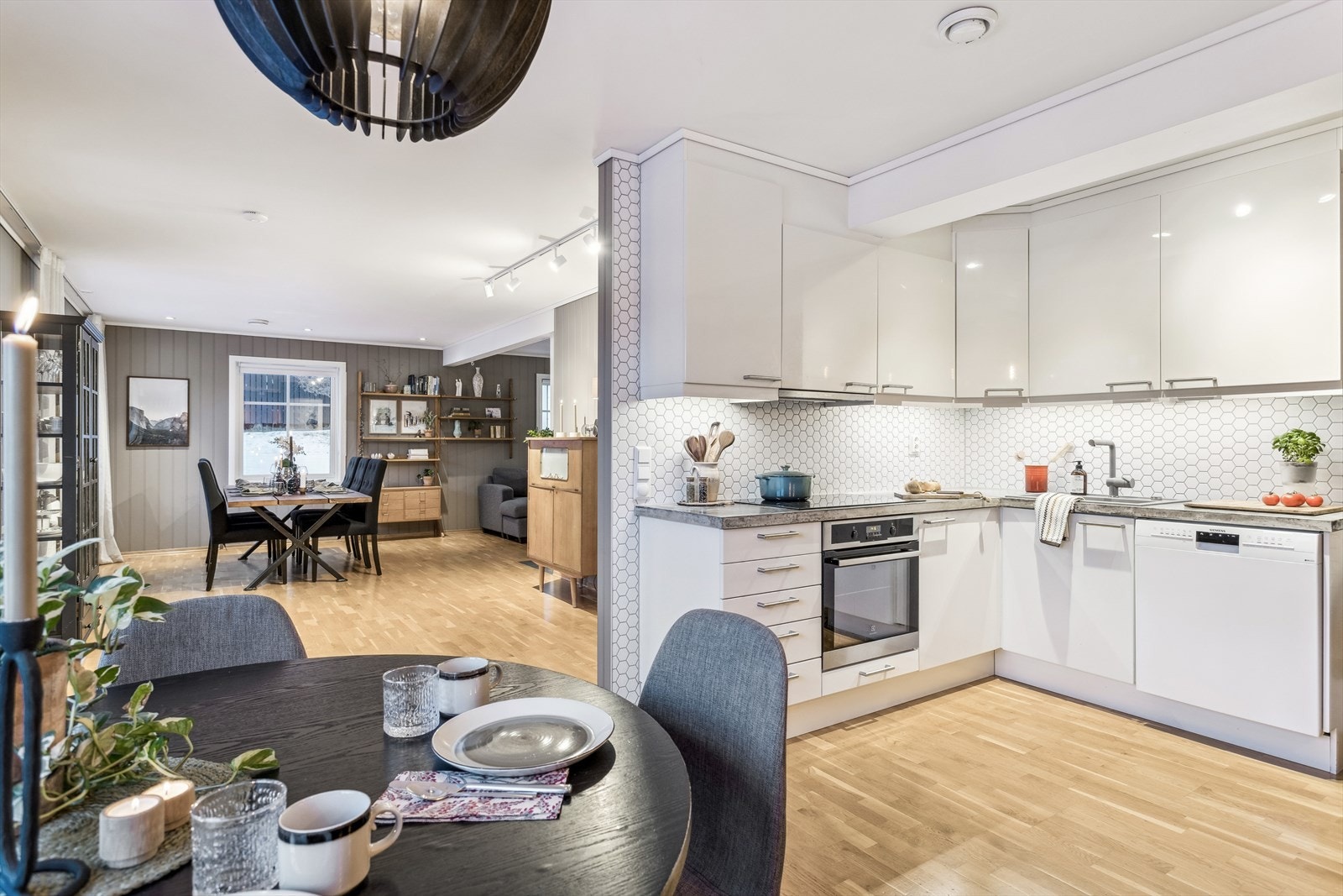 Kjøkkenet har rikelig med plass, og er utstyrt med integrert platetopp, stekeovn og kjøleskap - og oppvaskmaskin. Galleribilde