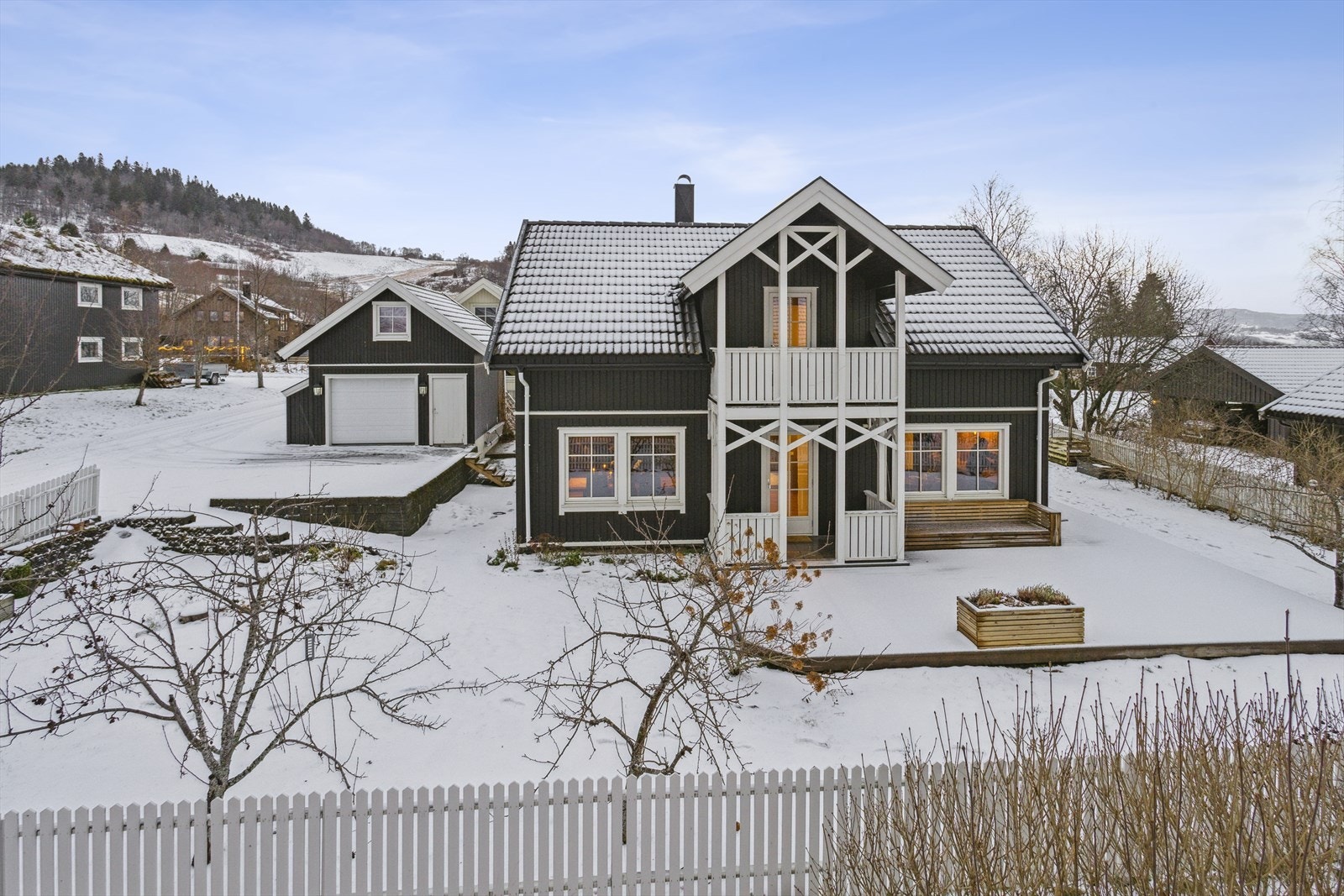 Den store terrassen innredes enkelt i ulike soner, og innbyr til både stille stunder og lange, sosiale kvelder. Galleribilde