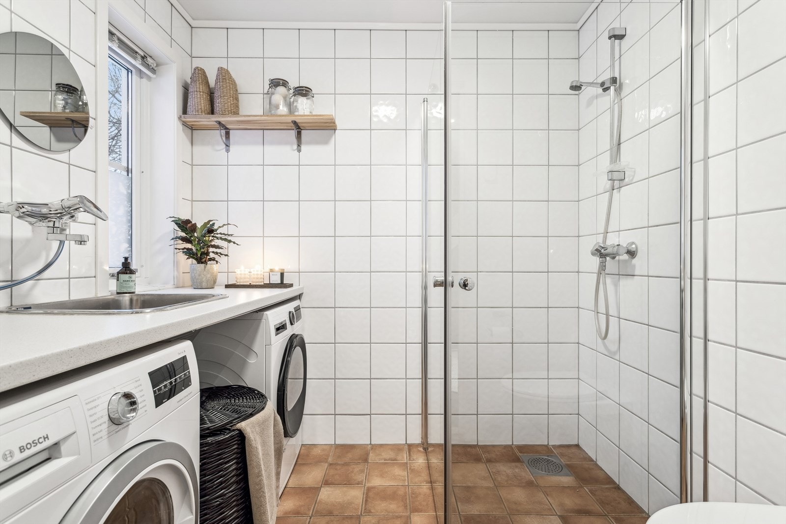 Våtrommet nede har dusjhjørne og vegghengt toalett, og under en arbeidsbenk er det opplegg for vaskemaskin. Galleribilde