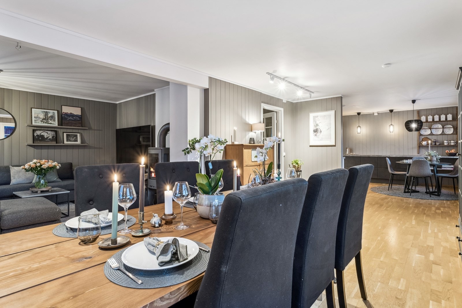 Nærmest kjøkkenet kan venner og familie samles for hyggelige måltider rundt et langbord. Galleribilde