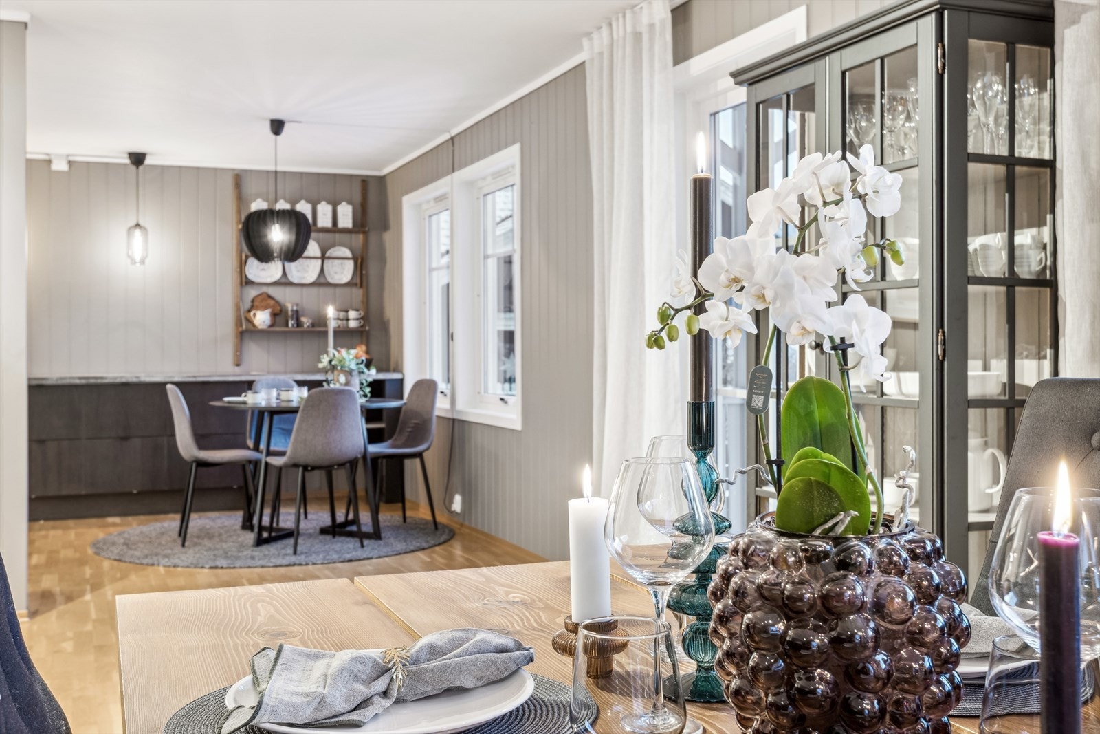 Kjøkkenet er klart avgrenset fra stuen, noe som gir en fin balanse mellom sosial matlaging og skjermet arbeidsplass. Galleribilde