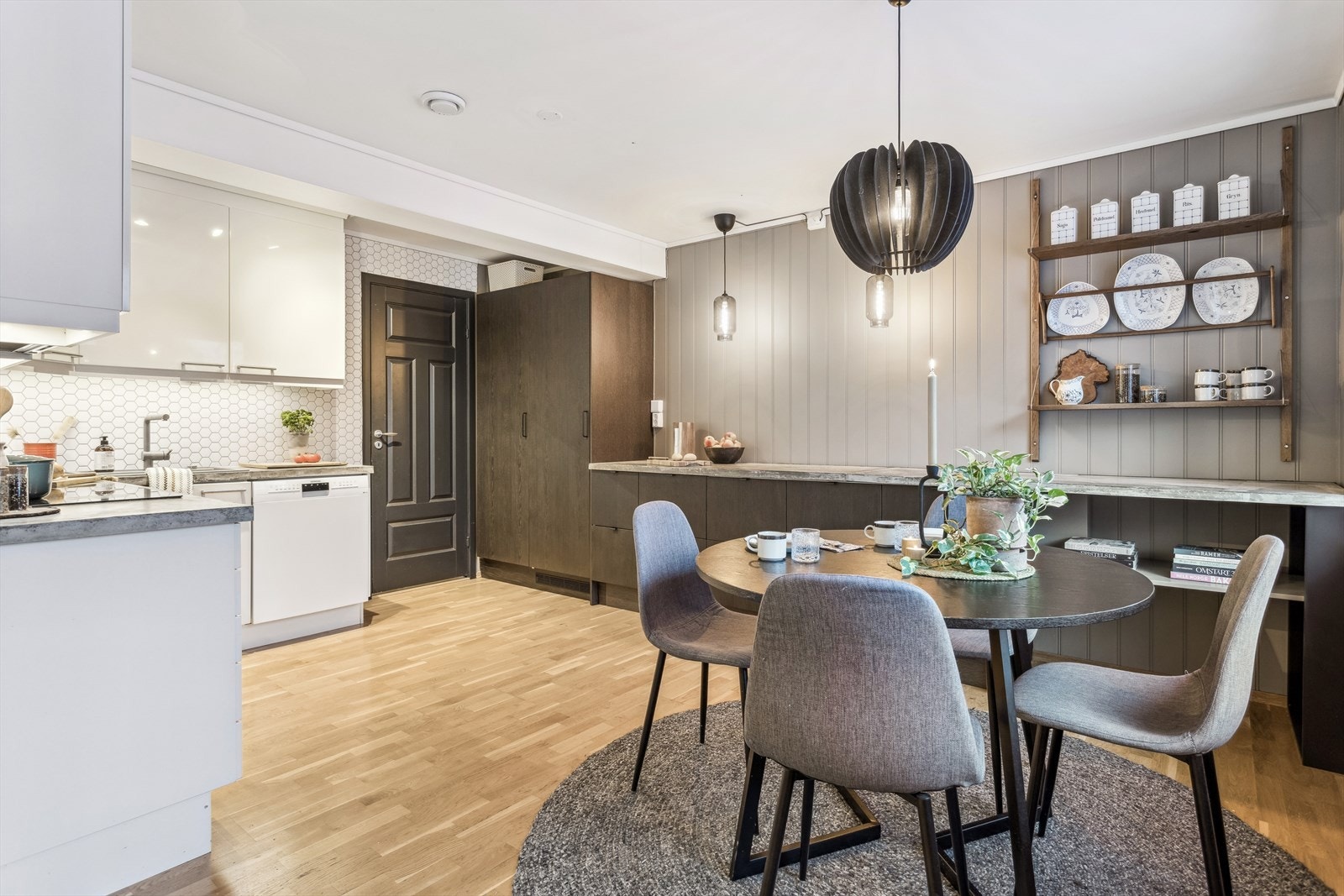 Kjøkkenet ble utvidet i 2019, og i 2024 er frontene fornyet og innredningen oppgradert med hendige høyskap. Galleribilde