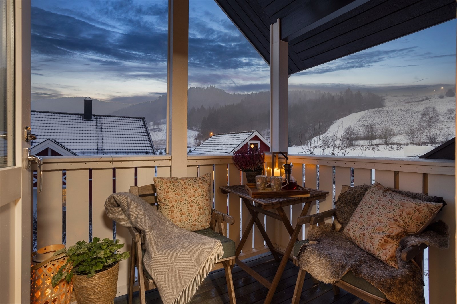 Utenfor andre etasje har boligen en balkong på ca. 5 kvm, med overbygg, mønedekor og fint utsyn over naturen. Galleribilde