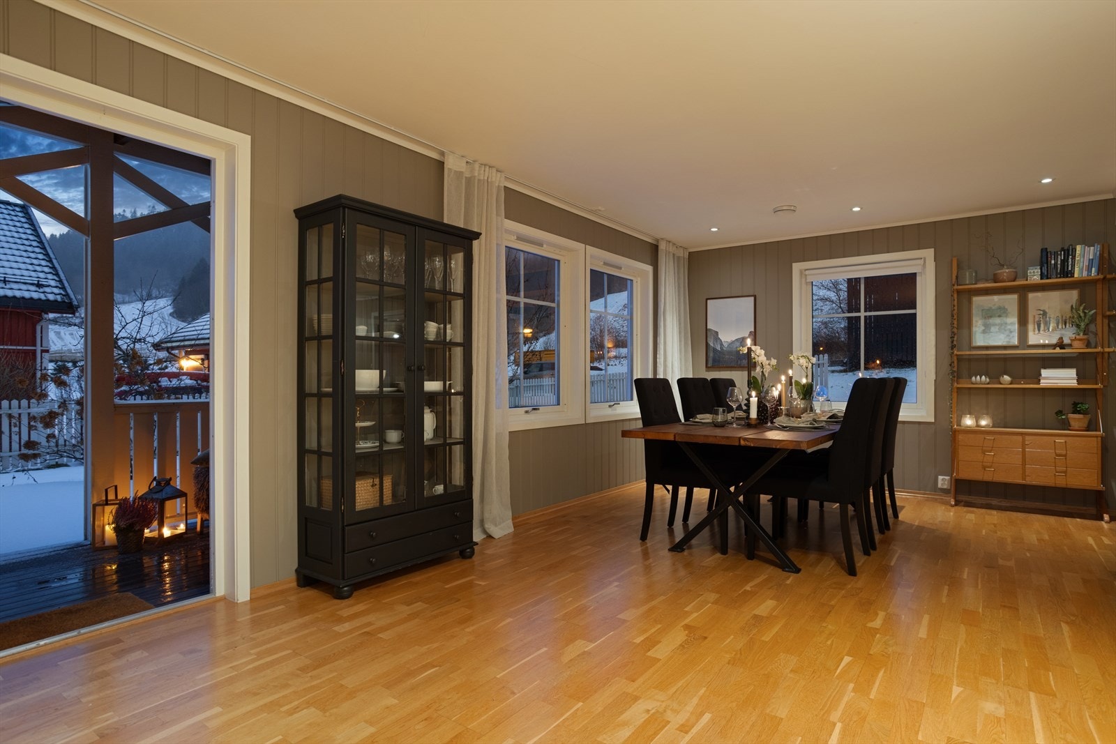 Stuen er et pent og romslig oppholdsrom for hele familien, som innbyr til hygge fra tidlig morgen til sent på kveld. Galleribilde