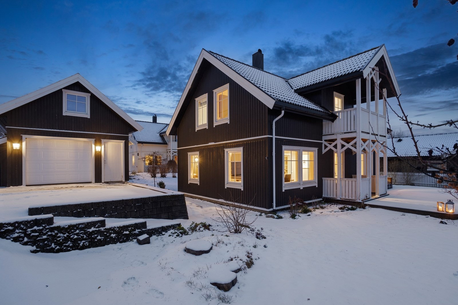 Parkeringen er god; i eller utenfor en garasje med elbillader og stort loft for lagring. Galleribilde