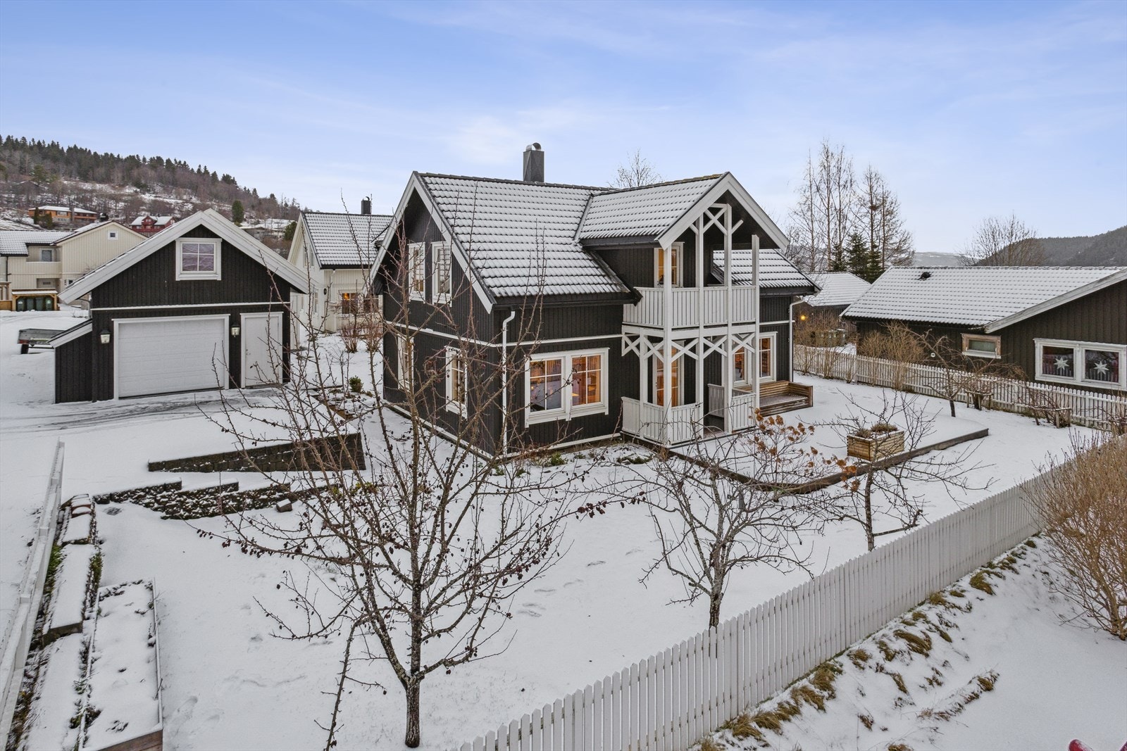 Nabolaget er rolig og landlig, men likevel sentralt, i kort gangavstand til buss, skoler, dagligvare og idrettspark. Galleribilde