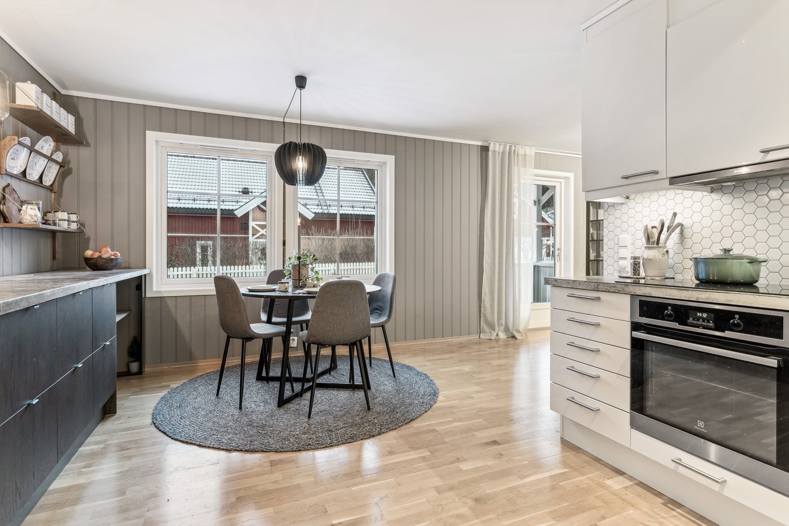 Ved kjøkkenvinduene er det plass til et spisebord, perfekt for rolige morgenstunder med kaffekoppen i hånda. Galleribilde