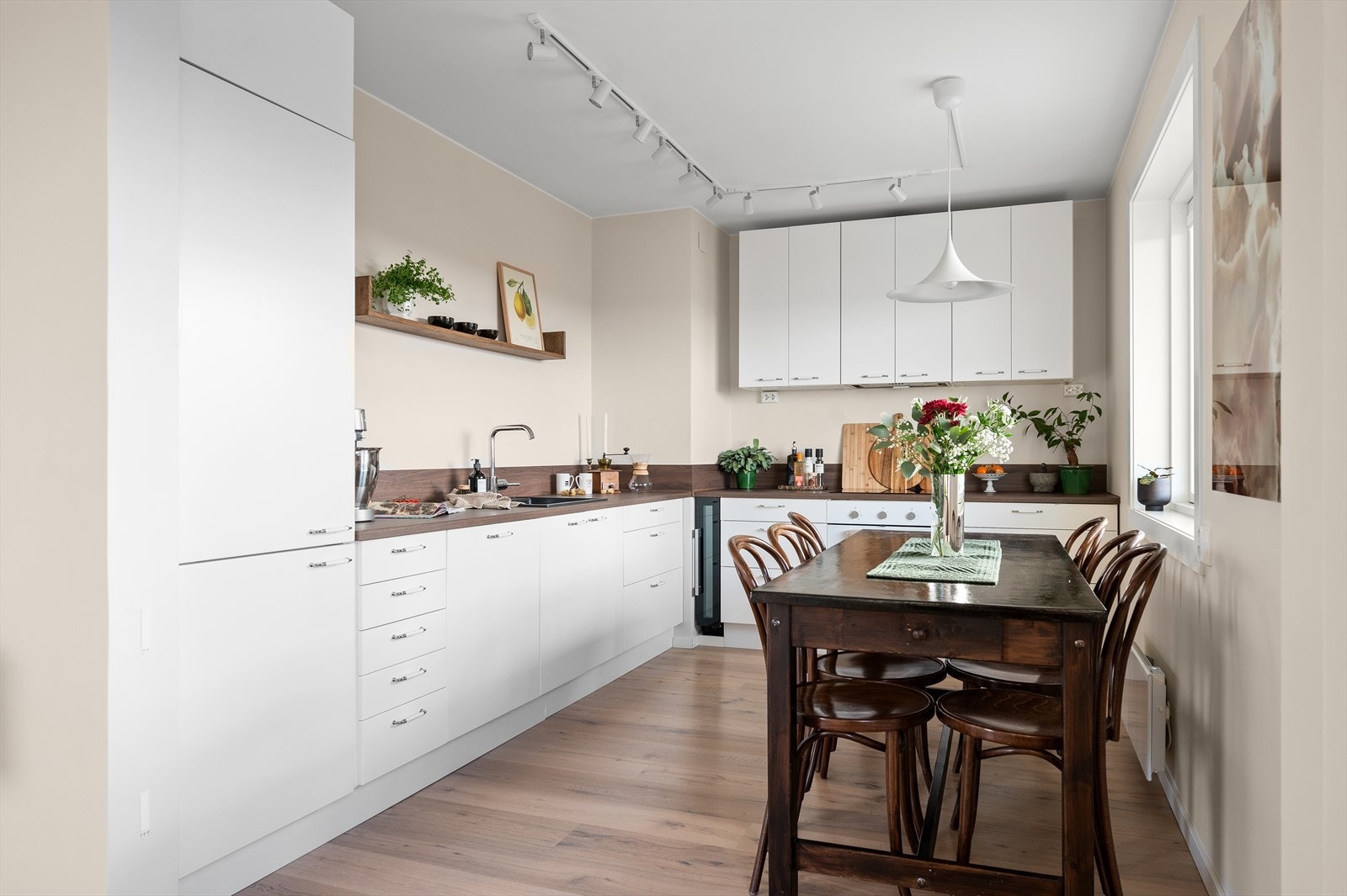 Lekkert kjøkken med innholdsrik innredning og rom for spiseplass. Galleribilde