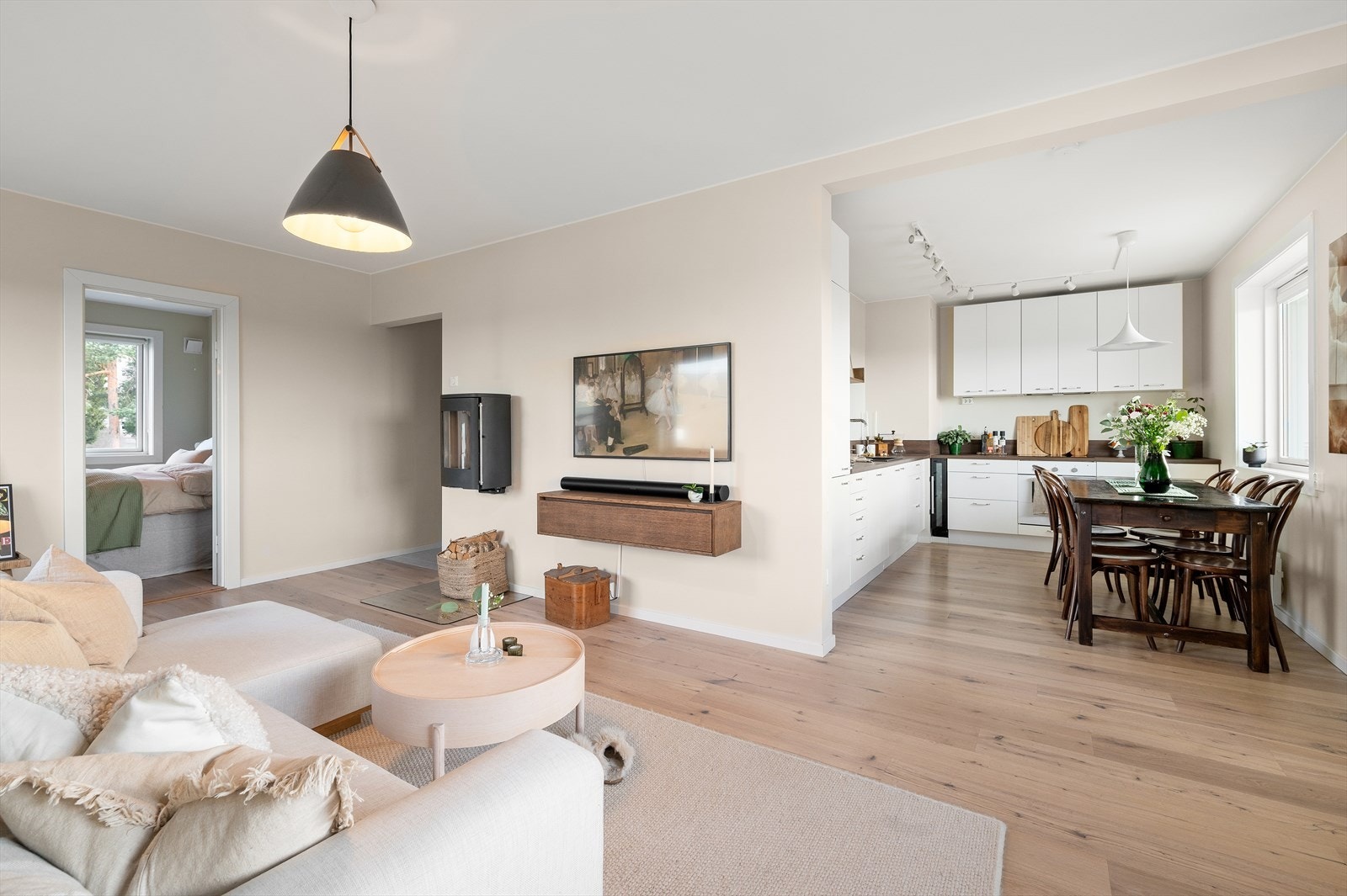 Den åpne løsningen mellom stue og kjøkken gir en god romfølelse. Galleribilde