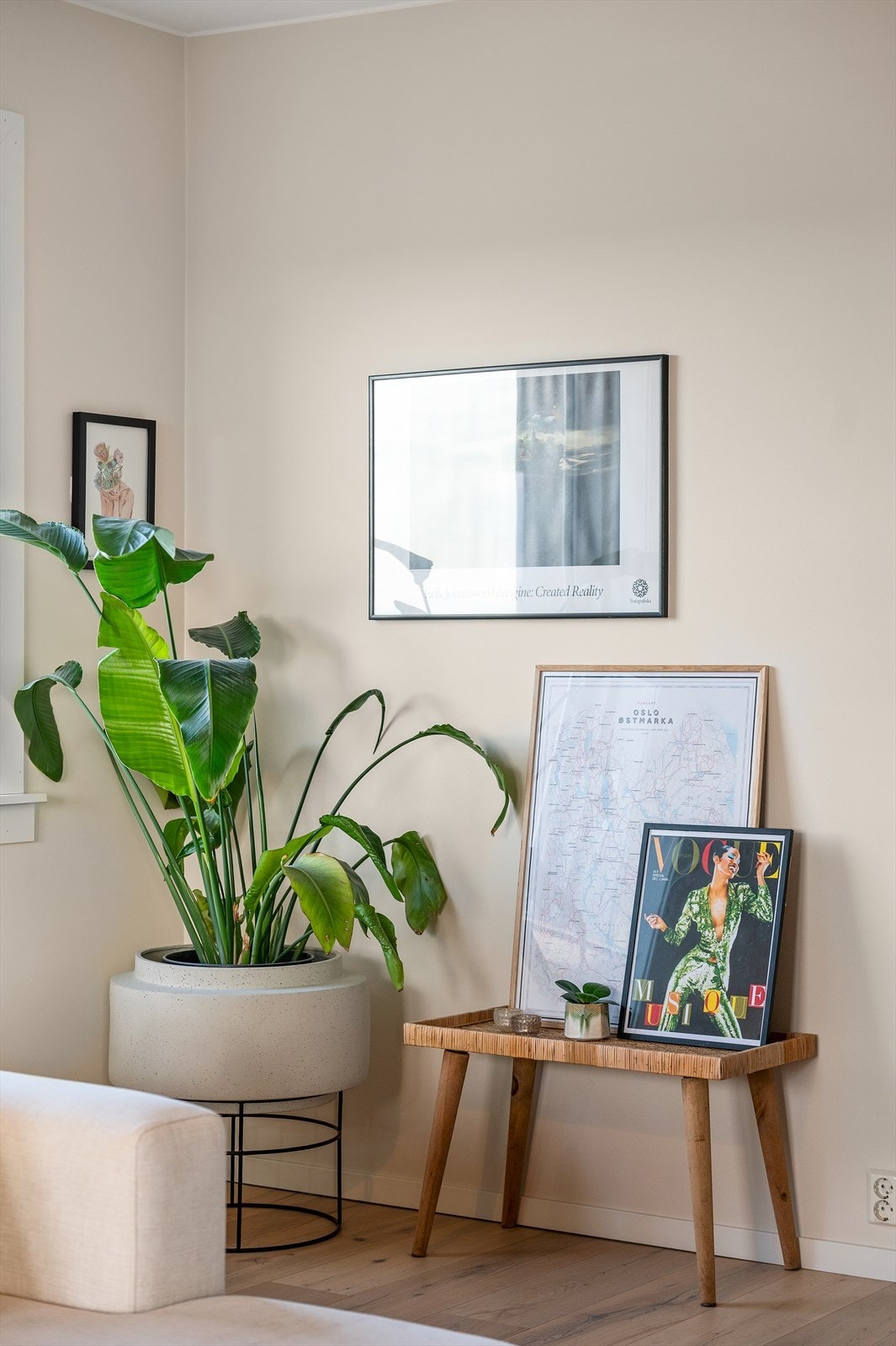 Leiligheten varmes opp med elektriske panelovner, gulvvarme på bad og i entré samt vedfyring i peisovn i stuen. Galleribilde