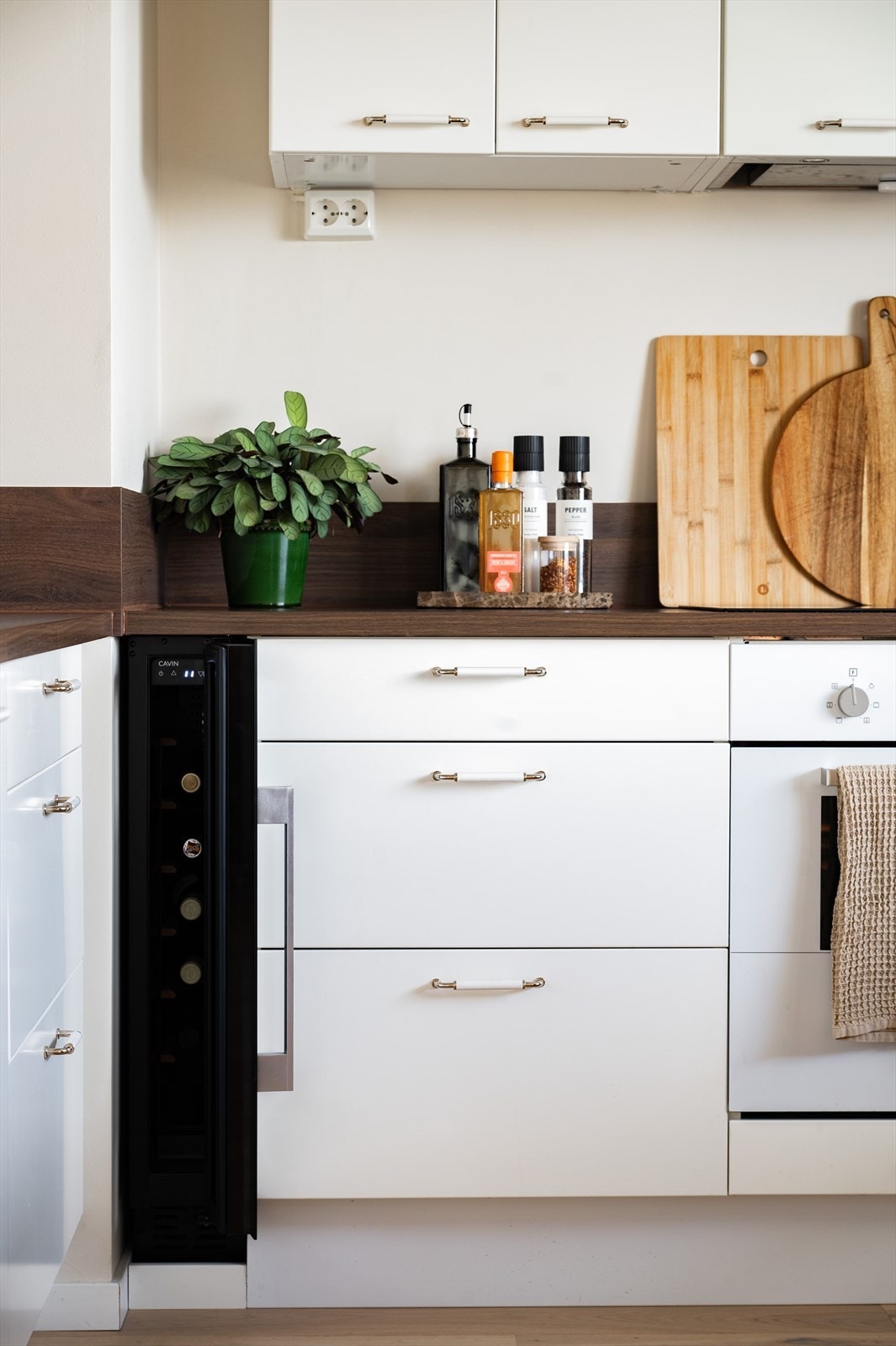 Dette gir kjøkkenet et tidløst, men moderne preg. Selger er opptatt av bærekraft, noe som gjenspeiles i de nøye utvalgte materialene. Legg merke til vinskap i hjørnet på kjøkkenet som medfølger salget. Galleribilde