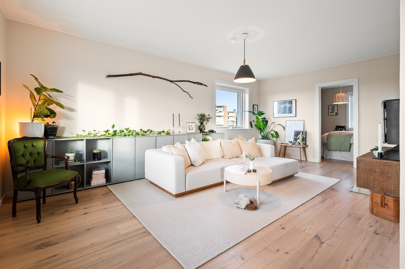 Hele leiligheten er oppusset i 2022 med nye overflater og utstyr i alle rom. Galleribilde