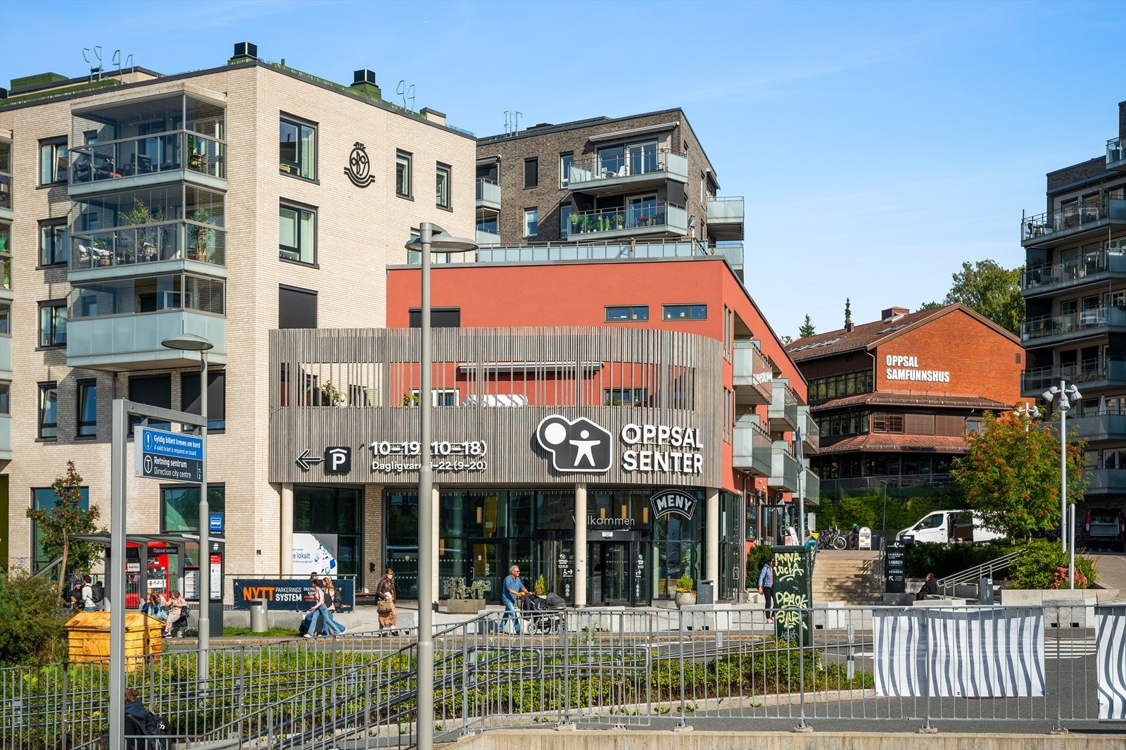 Kort avstand til både Oppsal-, Tveita-, Manglerud- og Bryn senter. Det nyeste tilskuddet på Oppsal senter er Østensjø Havn - med urban puls og uteservering. Galleribilde