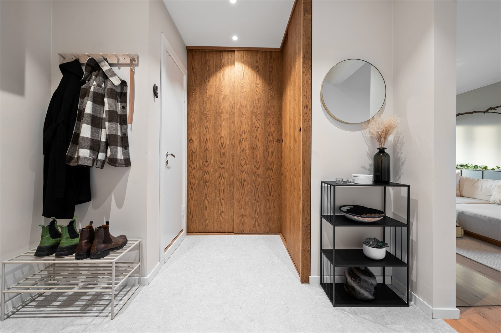 Den romslige garderoben har nydelige dører i mørkt tre, som gir et elegant og tidløst preg til rommet. Galleribilde